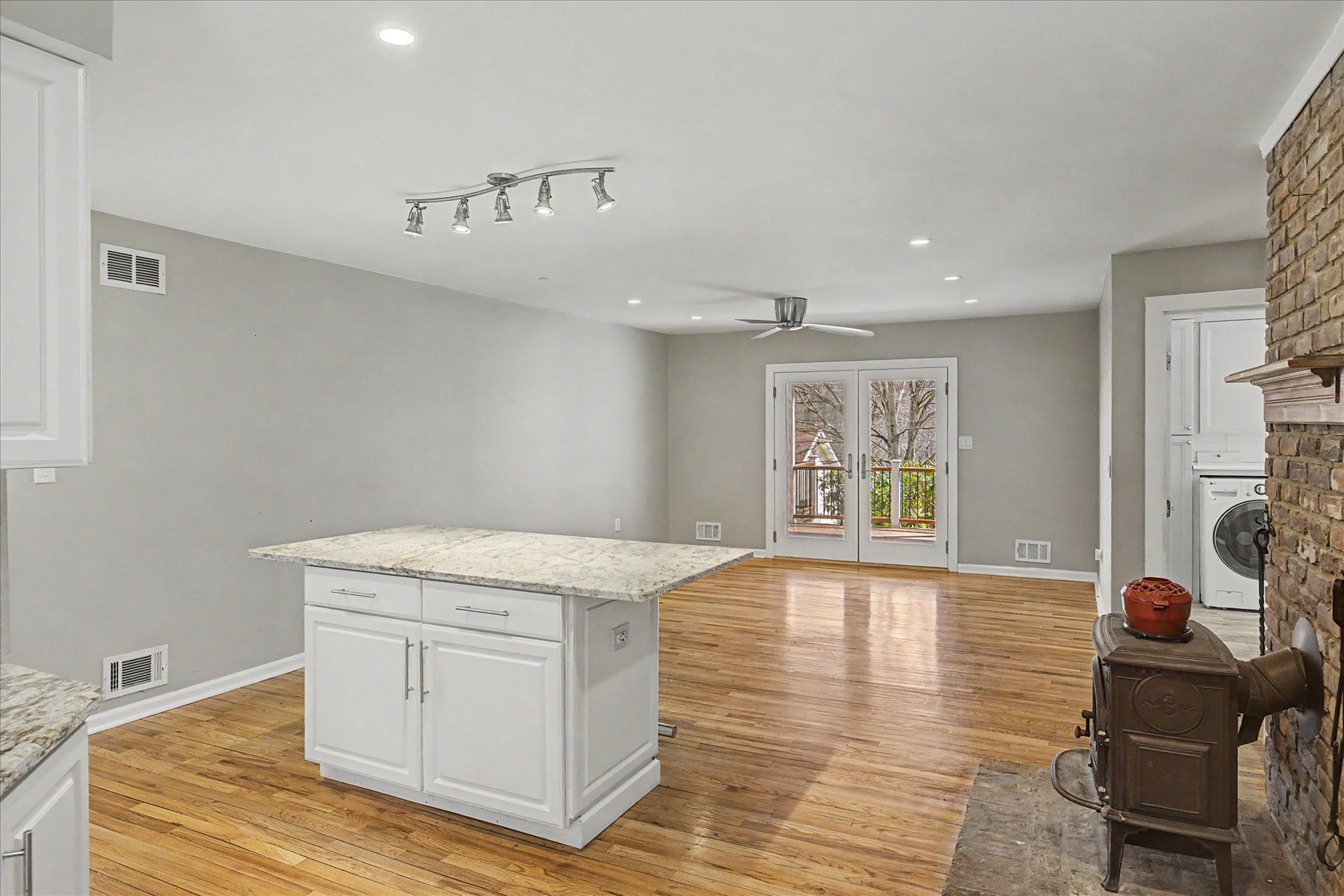  Lovely Cape Cod Home Situated on Two Private Acres - 物件實景