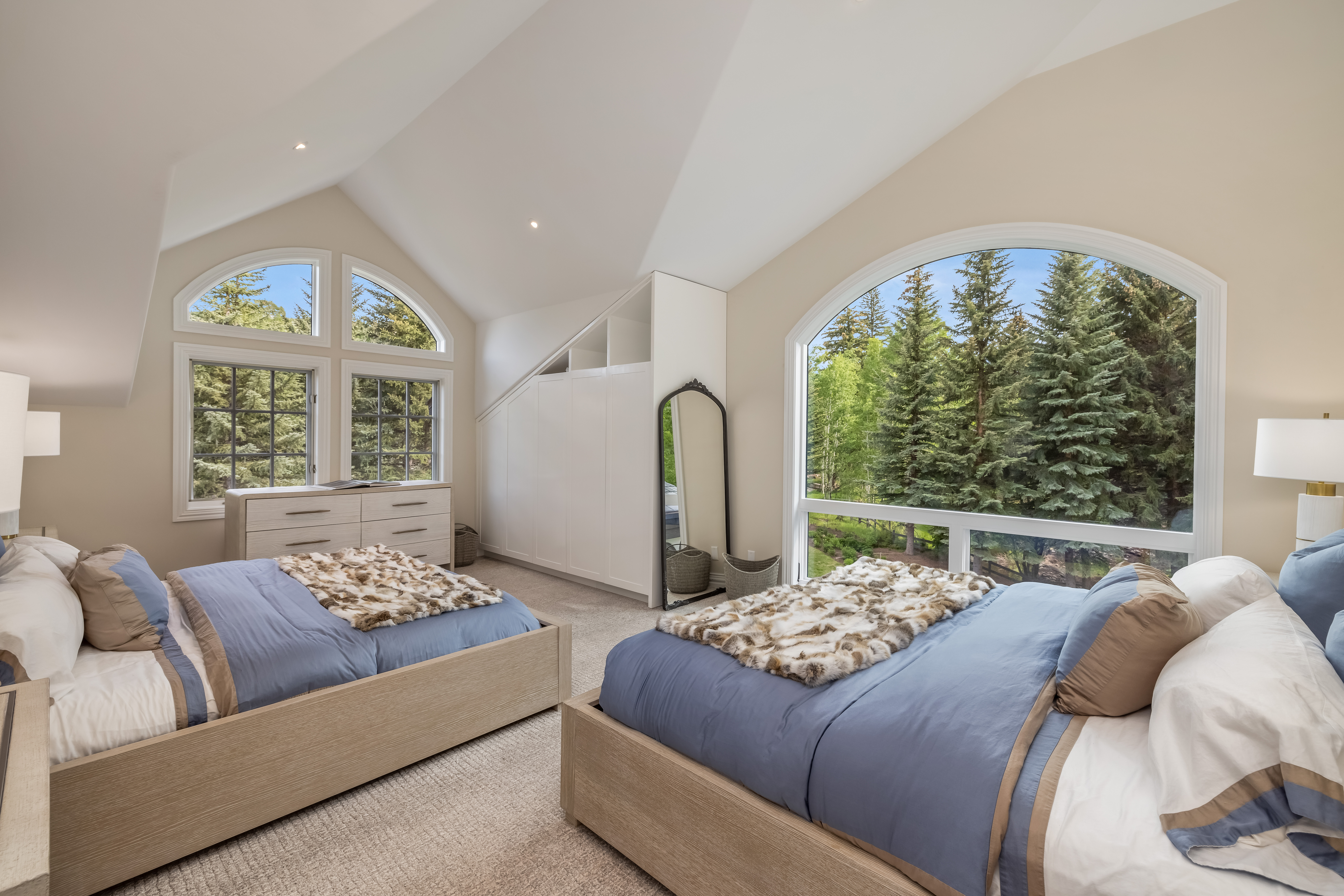  Meticulously Renovated Mountain Estate - 物件實景