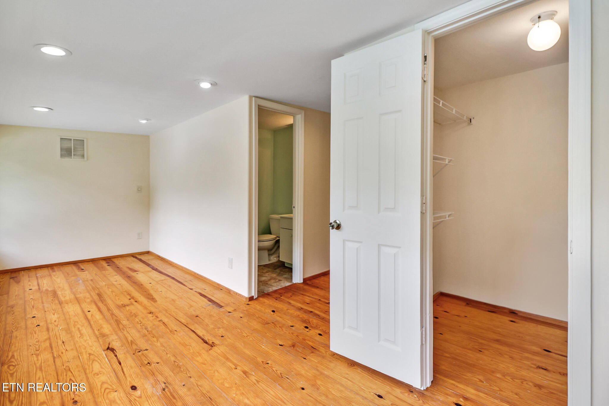 Crossville, Tennessee, 38571, United States, 3 Bedrooms Bedrooms, ,4 BathroomsBathrooms,Residential,For Sale,1979710