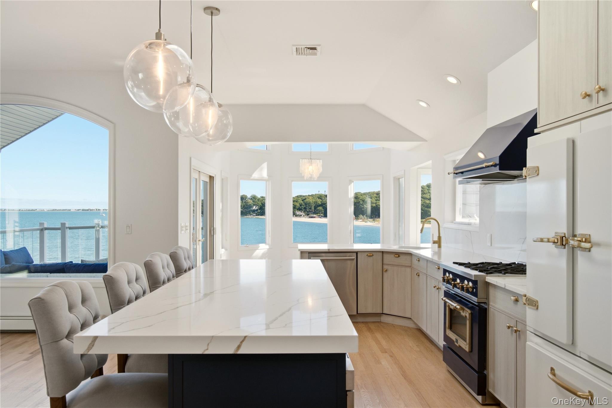  565 Mckinley Terrace, Centerport, NY, 11721 - 物件實景