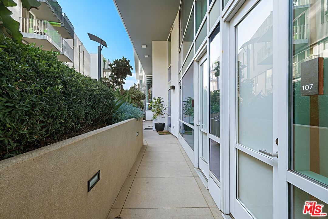 Santa Monica, California, 90401, United States, 2 Bedrooms Bedrooms, ,2 BathroomsBathrooms,Residential,For Sale,2001911