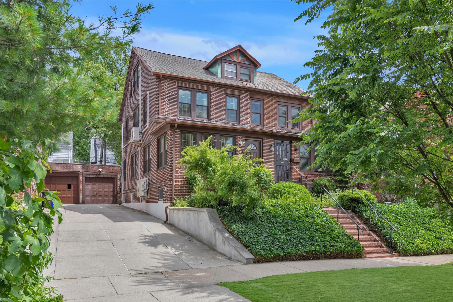  ?REMARKABLY RENOVATED SEMI DETACHED HOME IN FOREST HILLS HILLS? - 物件實景