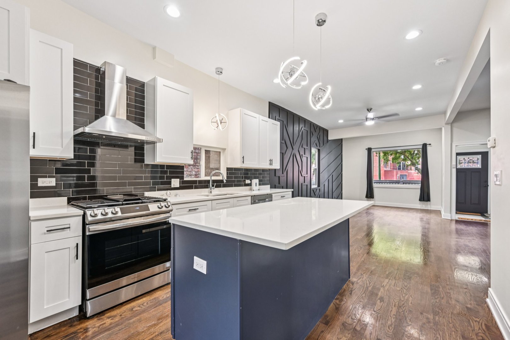 Chicago, Illinois, 60637, United States, 4 Bedrooms Bedrooms, ,4 BathroomsBathrooms,Residential,For Sale,2001250