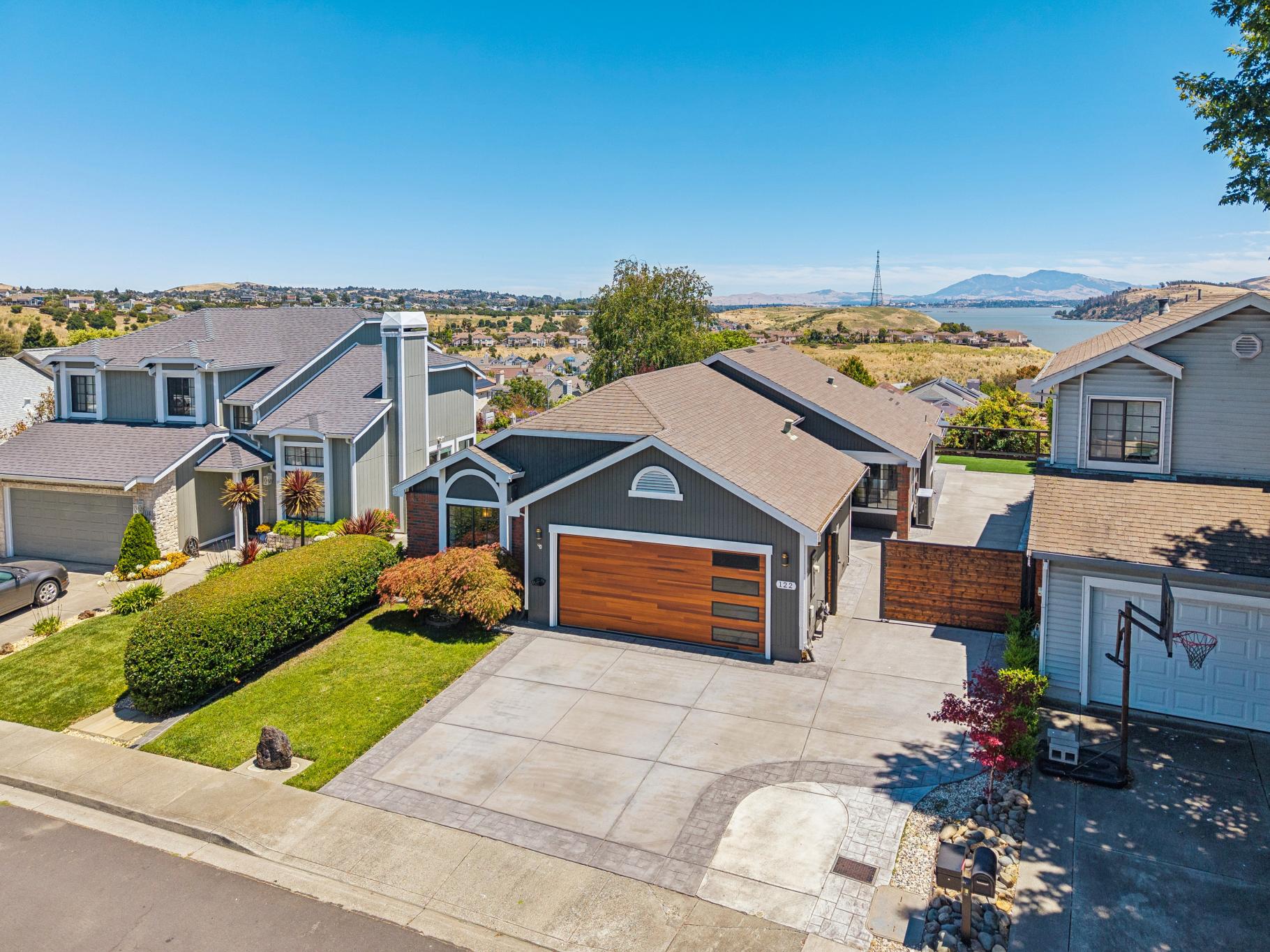  Beautifully Updated Home with Stunning Water Views - 物件實景