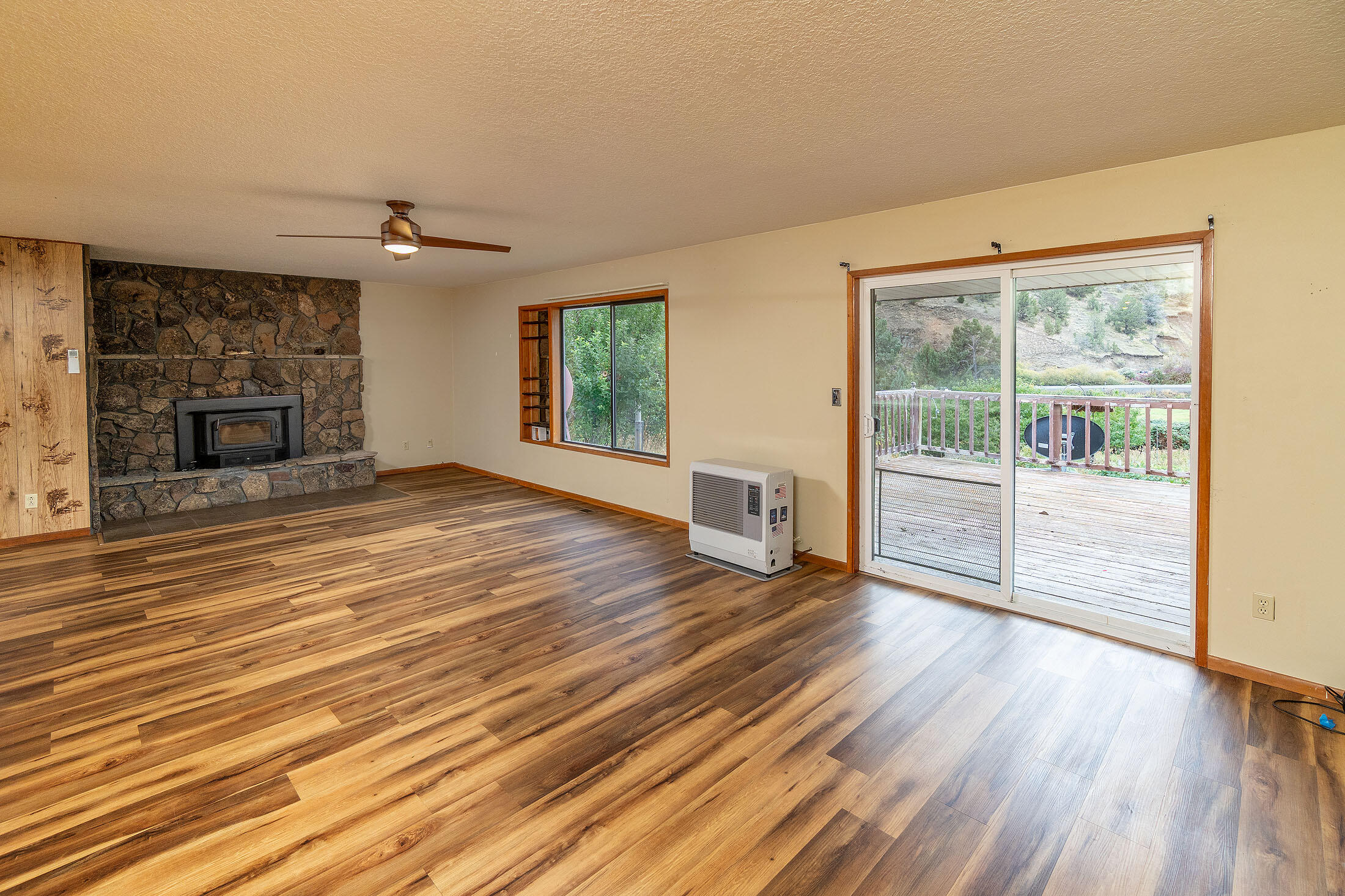 Mitchell, Oregon, 97750, United States, 3 Bedrooms Bedrooms, ,2 BathroomsBathrooms,Residential,For Sale,1965527