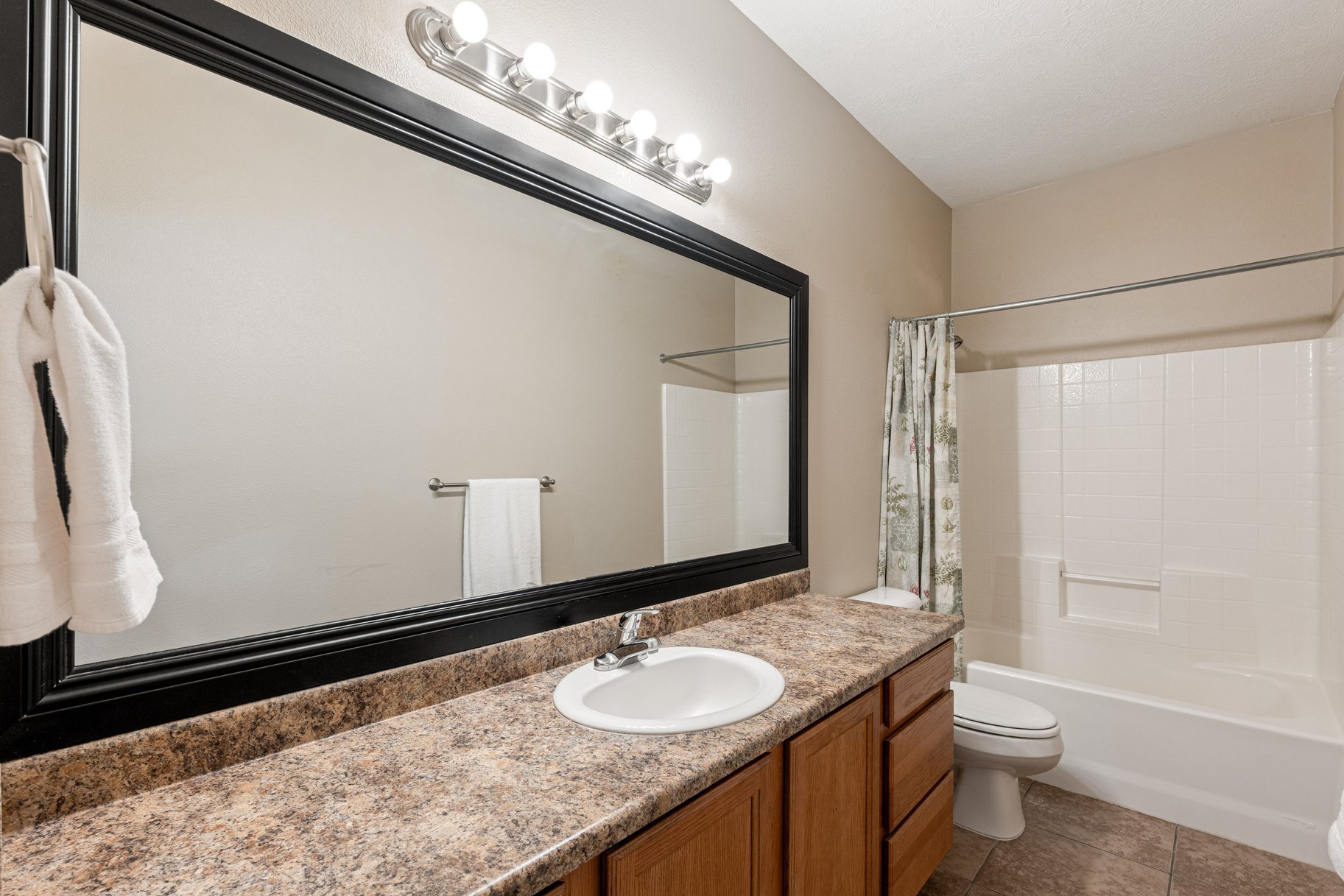  Easy Living Starts Here __Single-level Townhome, 2 Beds, 2 Baths, 2 Car Garage - 物件實景