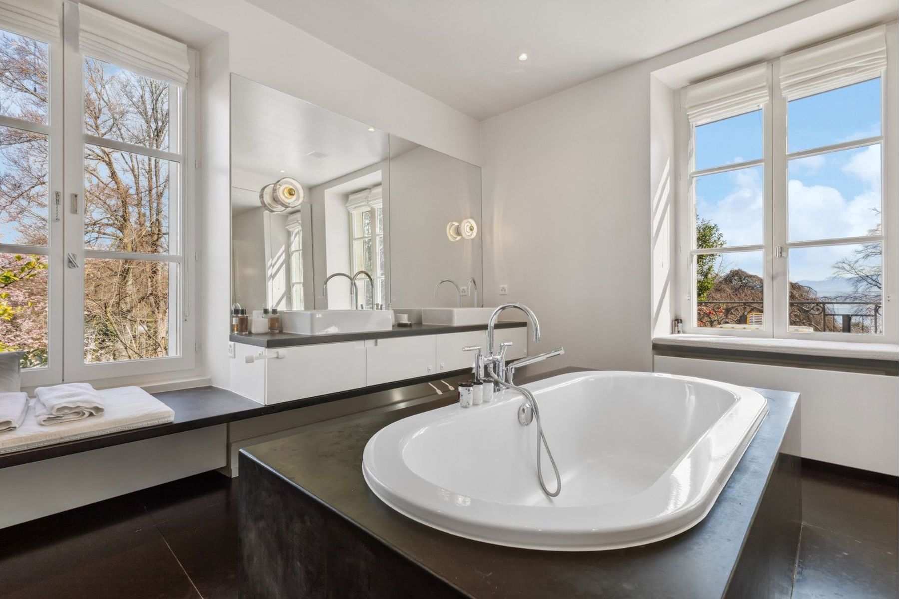  Exceptional property just a stone