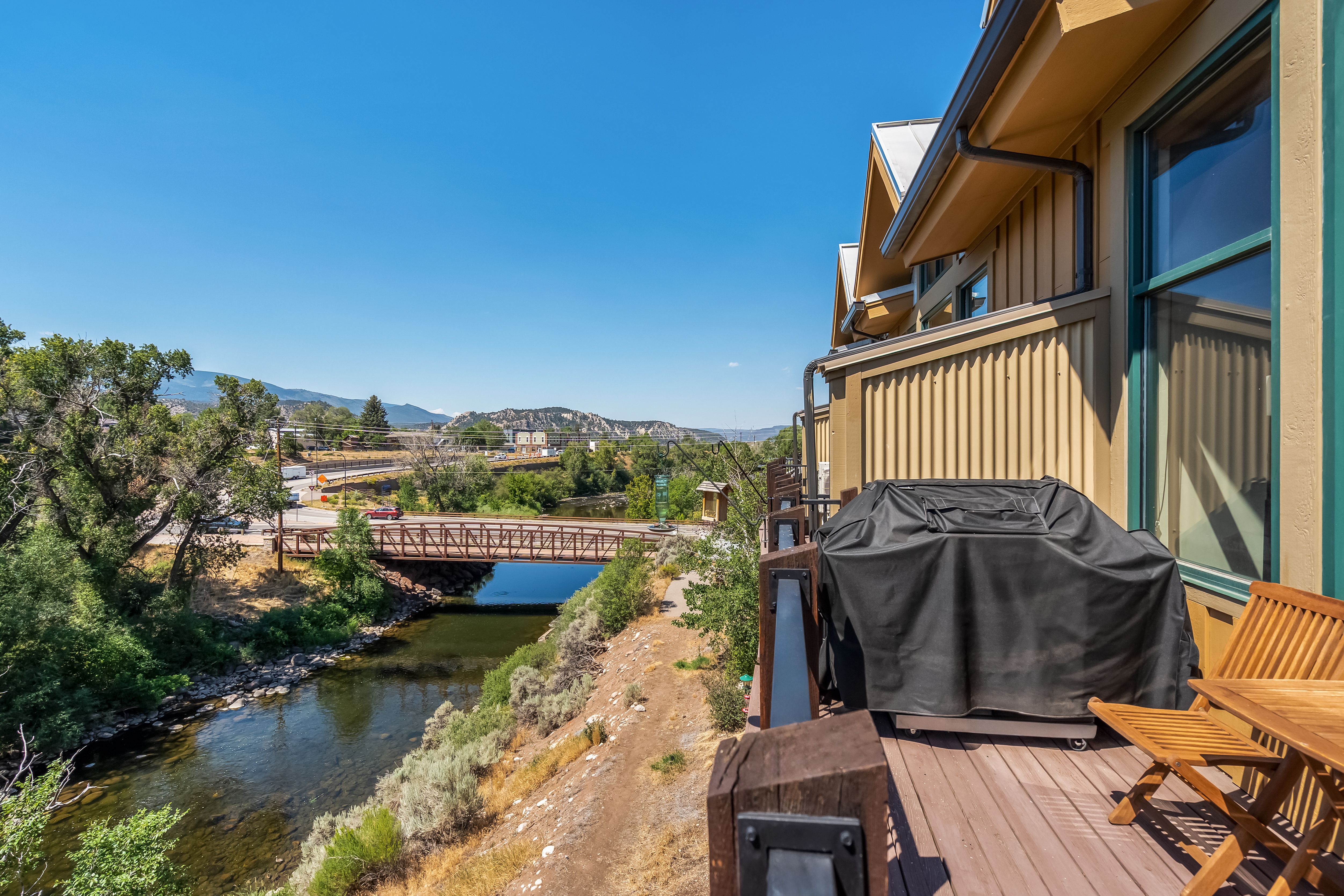  Riverfront Living on the Banks of the Eagle River - 物件實景