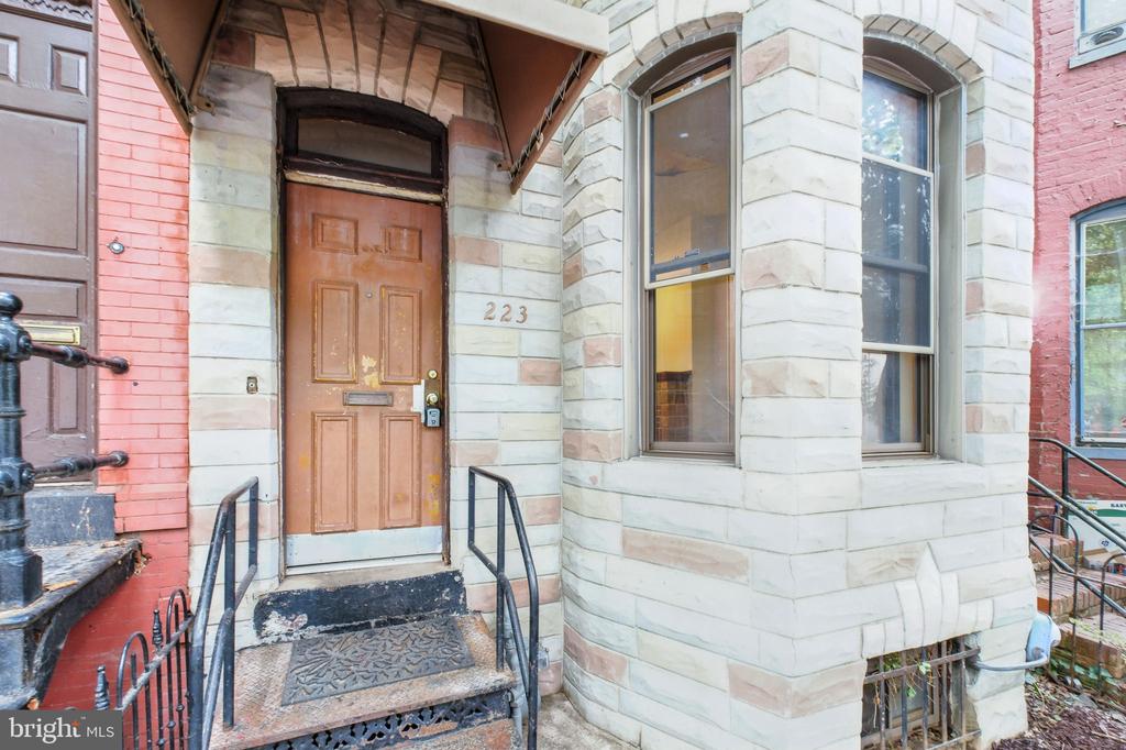 Washington, District of Columbia, 20003, United States, 3 Bedrooms Bedrooms, ,1 BathroomBathrooms,Residential,For Sale,1944860