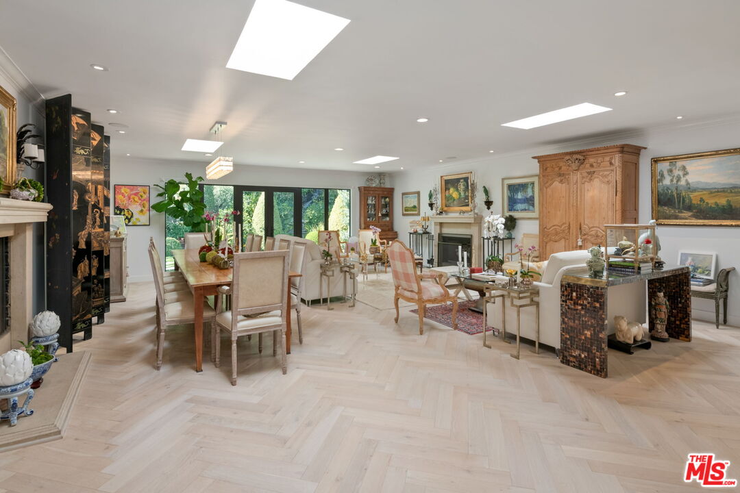 Los Angeles, California, 90049, United States, 4 Bedrooms Bedrooms, ,1 BathroomBathrooms,Residential,For Sale,1991602