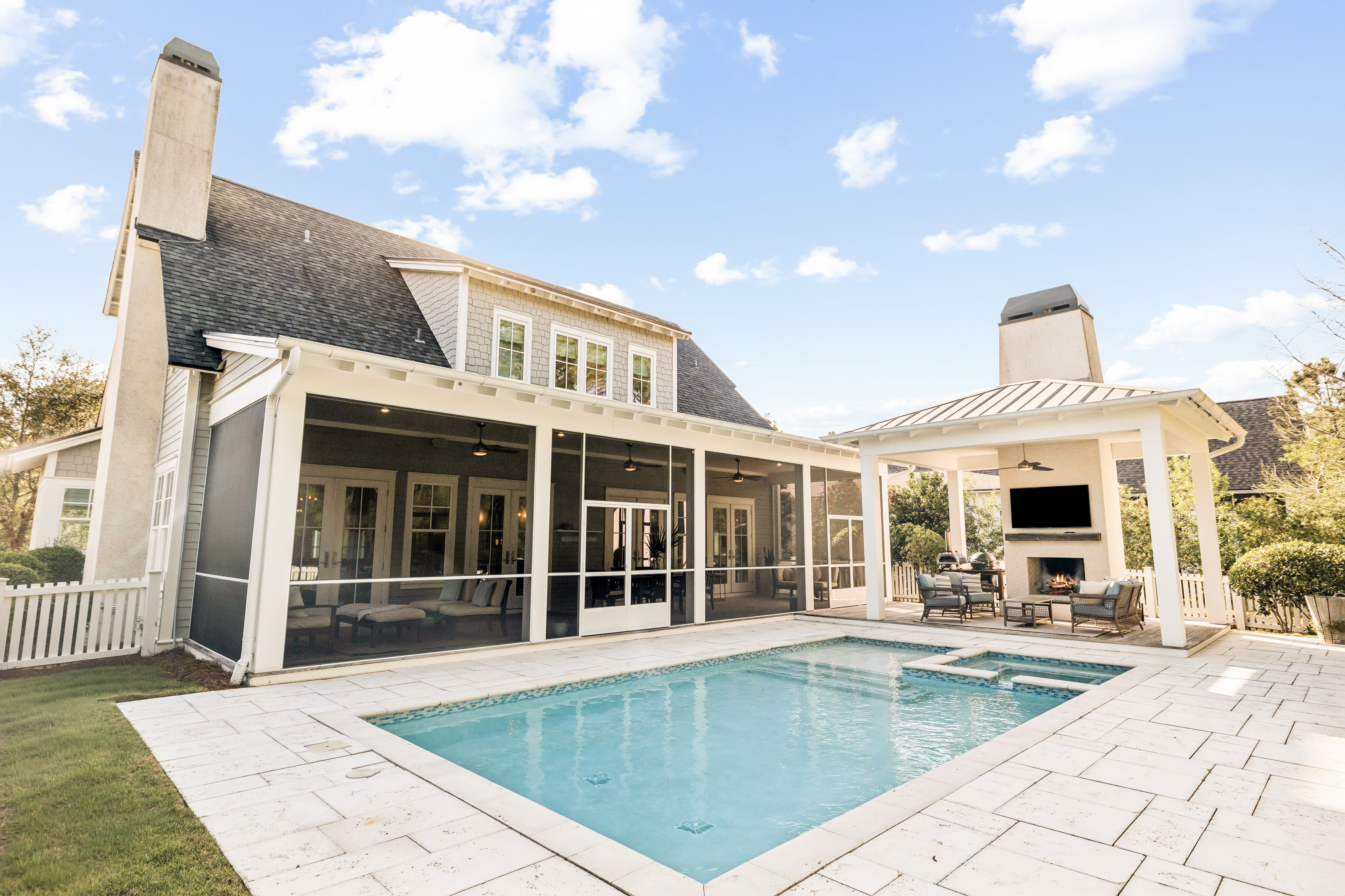  Designer-Furnished Coastal Retreat with Cabana & Outdoor Fireplace - 物件實景