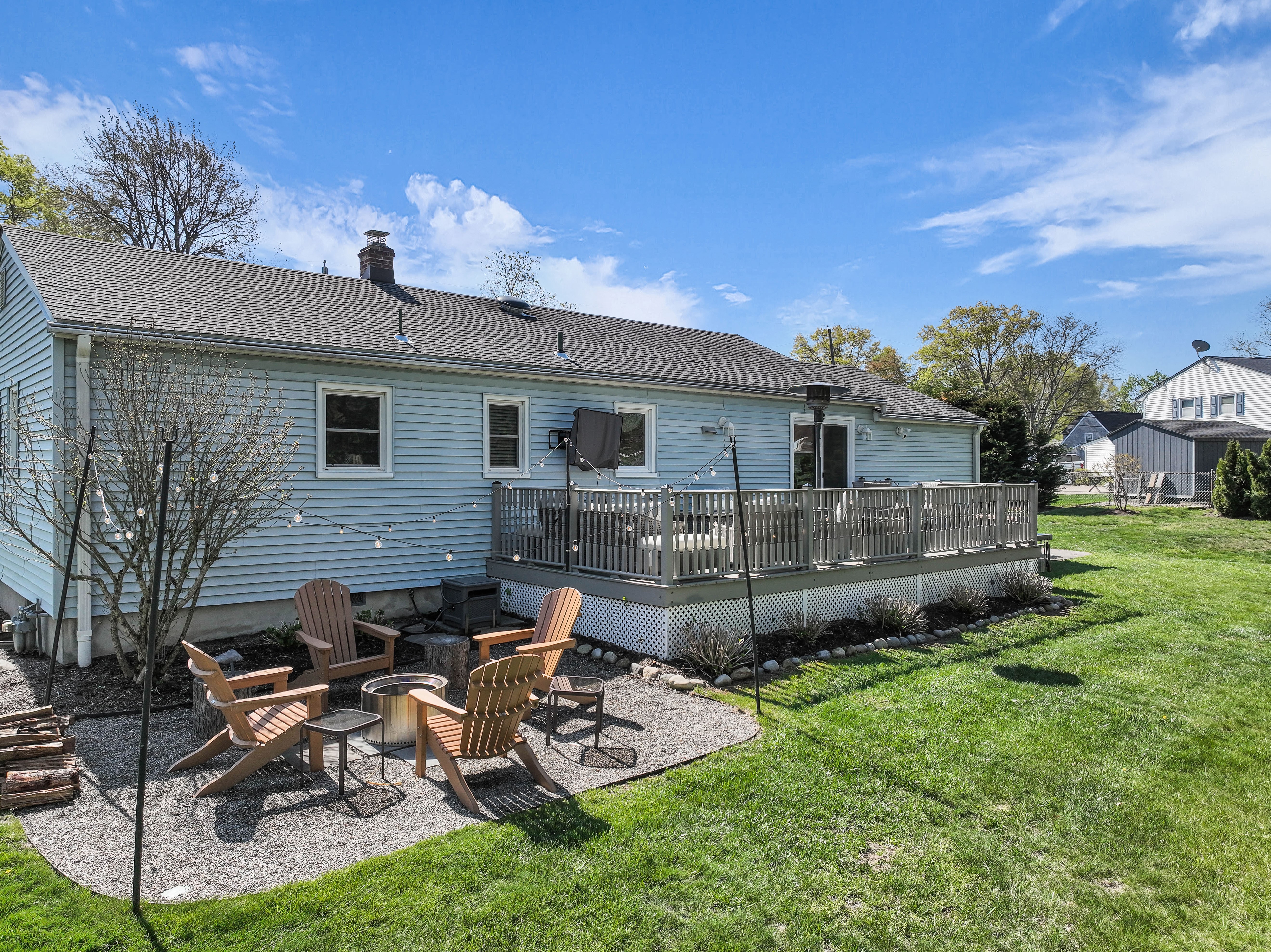  Welcome to this meticulously maintained charming 3-bedroom, 2-bathroom ranch, - 物件實景