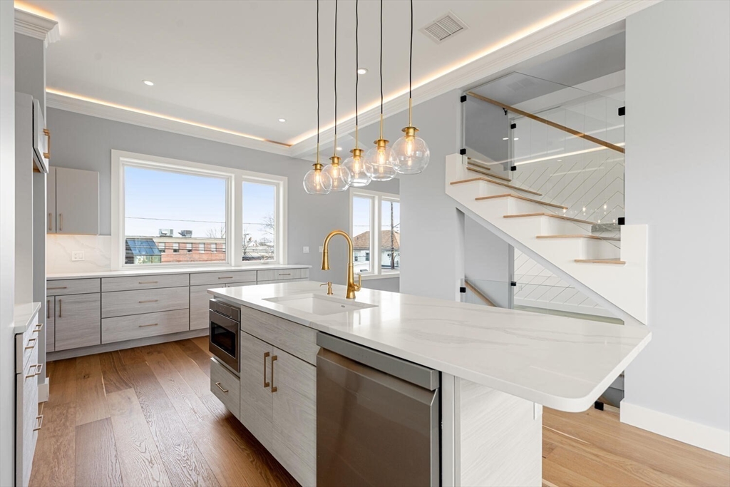 Waltham, Massachusetts, 02453, United States, 4 Bedrooms Bedrooms, ,4 BathroomsBathrooms,Residential,For Sale,1906514