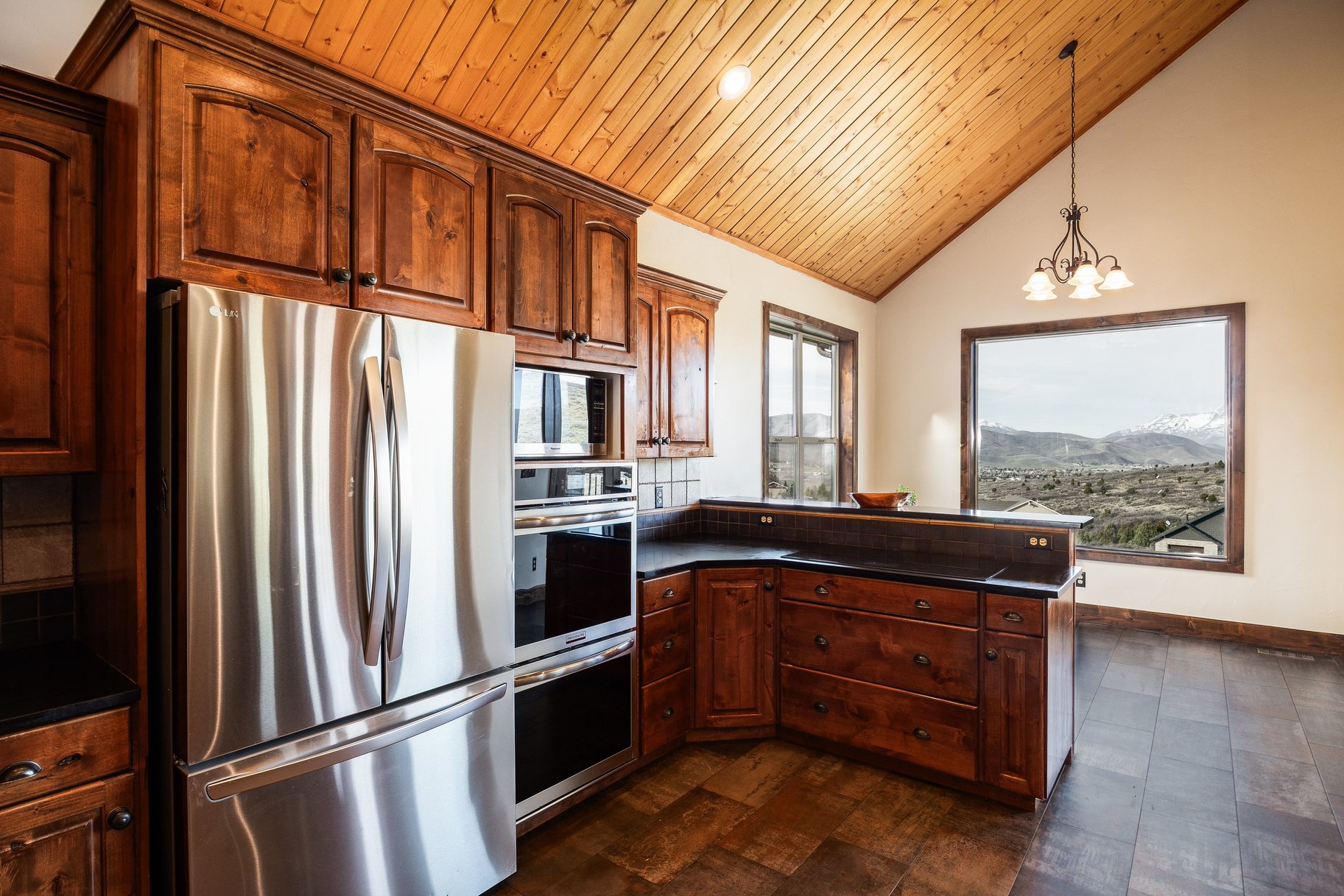 The Ultimate Multi-Generational Mountain Retreat Backing to 500 Acres of Open Sp - 物件實景