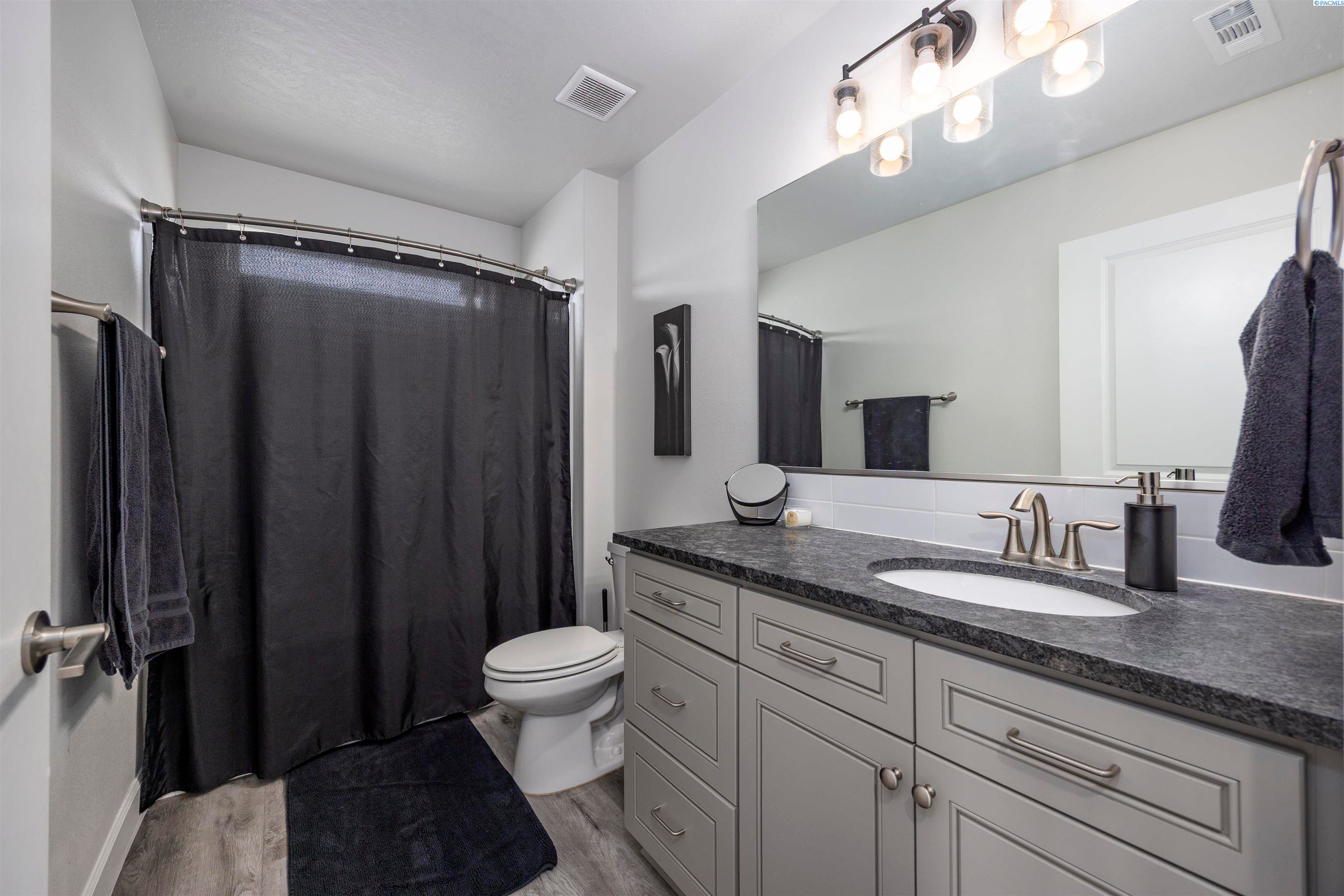 Kennewick, Washington, 99338, United States, 3 Bedrooms Bedrooms, ,2 BathroomsBathrooms,Residential,For Sale,1943089
