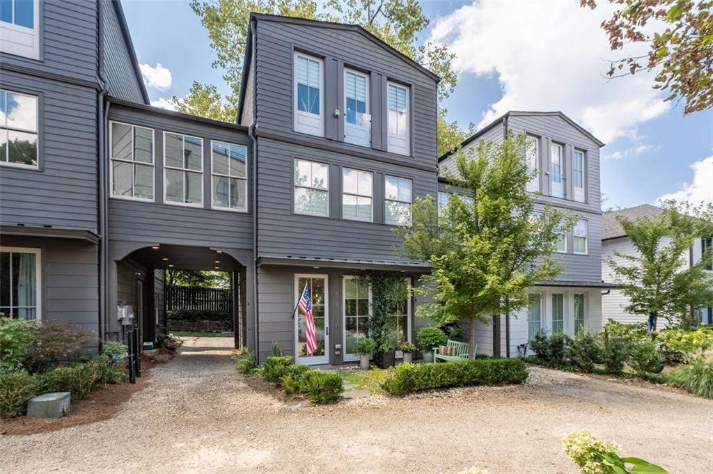 Atlanta, Georgia, 30324, United States, 3 Bedrooms Bedrooms, ,3 BathroomsBathrooms,Residential,For Sale,1948328