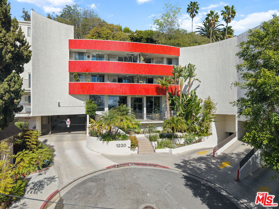 West Hollywood, California, 90069, United States, 2 Bedrooms Bedrooms, ,2 BathroomsBathrooms,Residential,For Sale,1786115