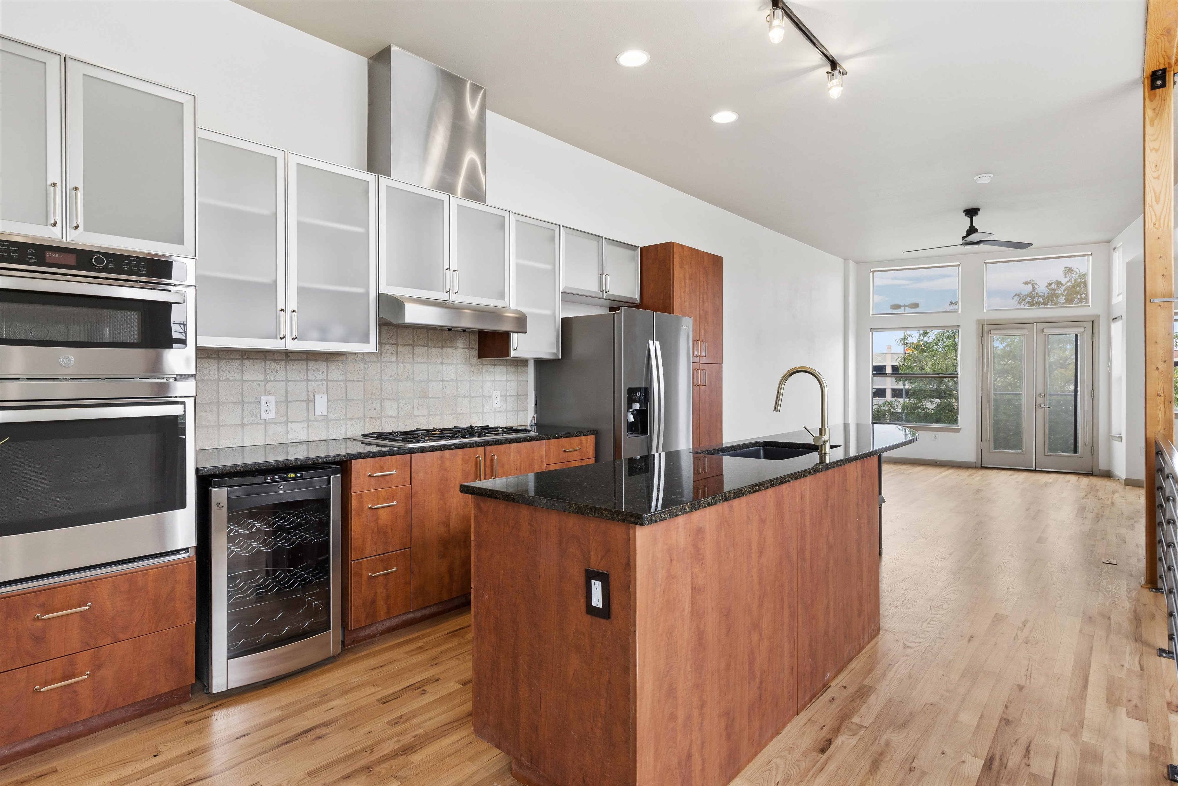  Beautifully updated end-unit offers exceptional natural light & abundant windows - 物件實景