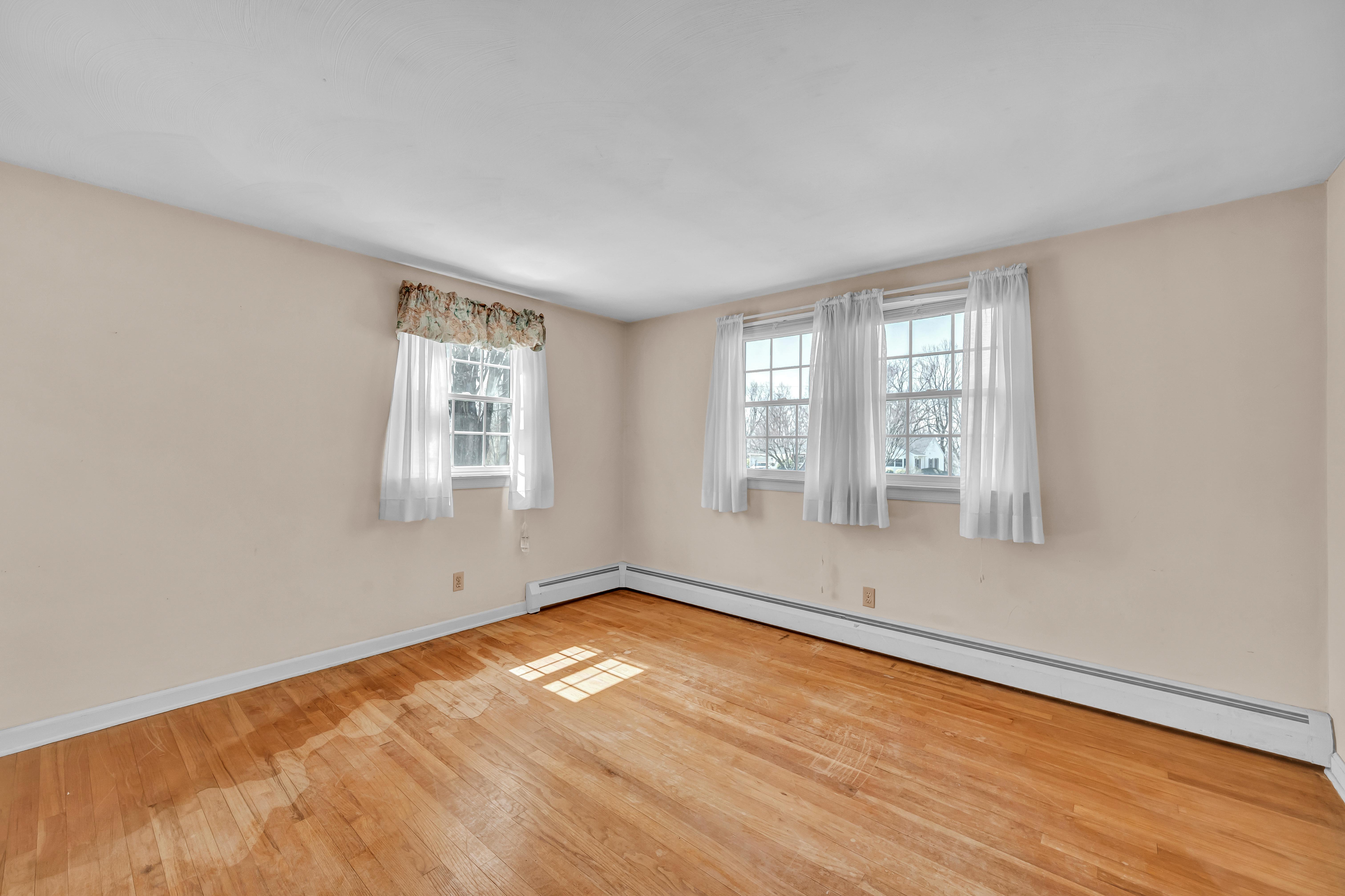  Well Built Colonial - 物件實景