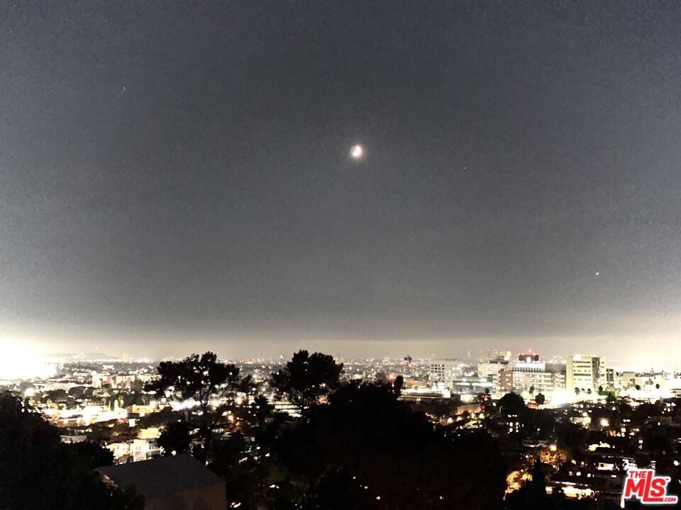 Los Angeles, California, 90027, United States, 3 Bedrooms Bedrooms, ,3 BathroomsBathrooms,Residential,For Sale,1866547