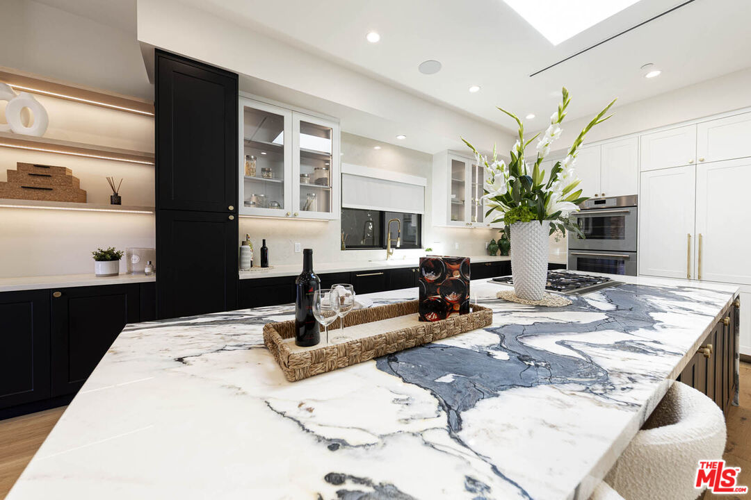 Los Angeles, California, 90048, United States, 4 Bedrooms Bedrooms, ,2 BathroomsBathrooms,Residential,For Sale,1962418