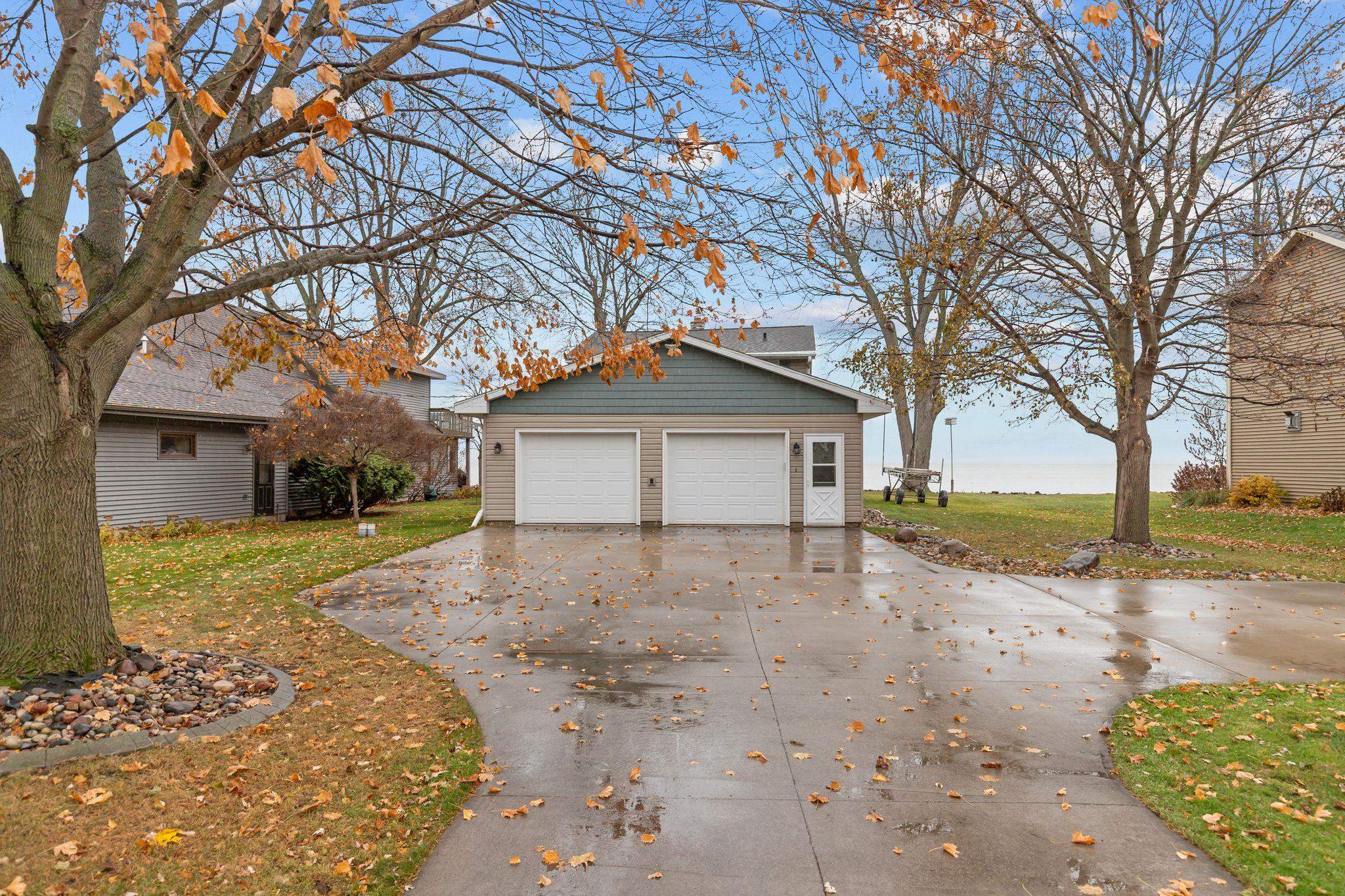 MENASHA, Wisconsin, 54942, United States, 4 Bedrooms Bedrooms, ,2 BathroomsBathrooms,Residential,For Sale,1996983