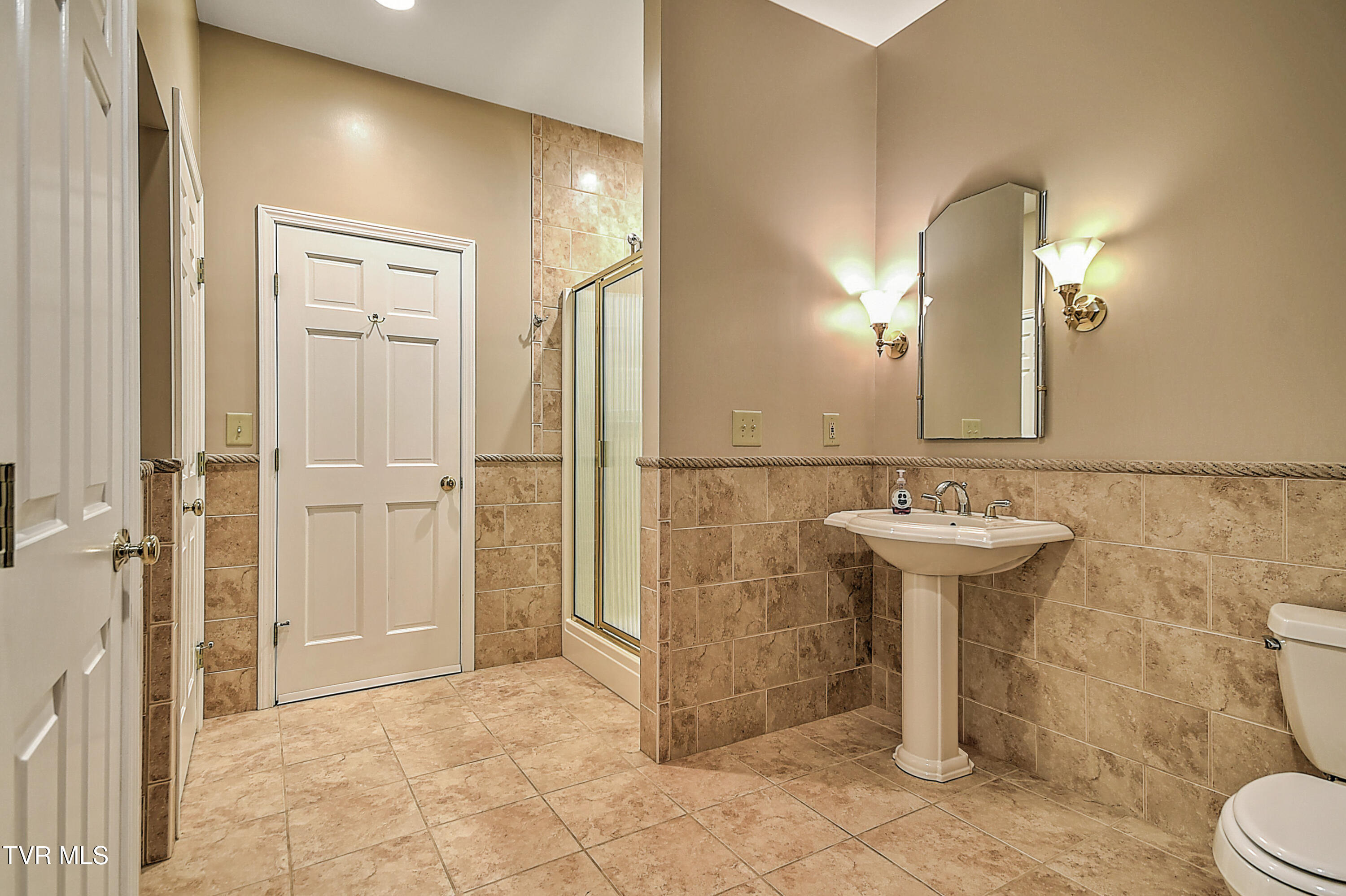 Jonesborough, Tennessee, 37659, United States, 6 Bedrooms Bedrooms, ,6 BathroomsBathrooms,Residential,For Sale,2011777