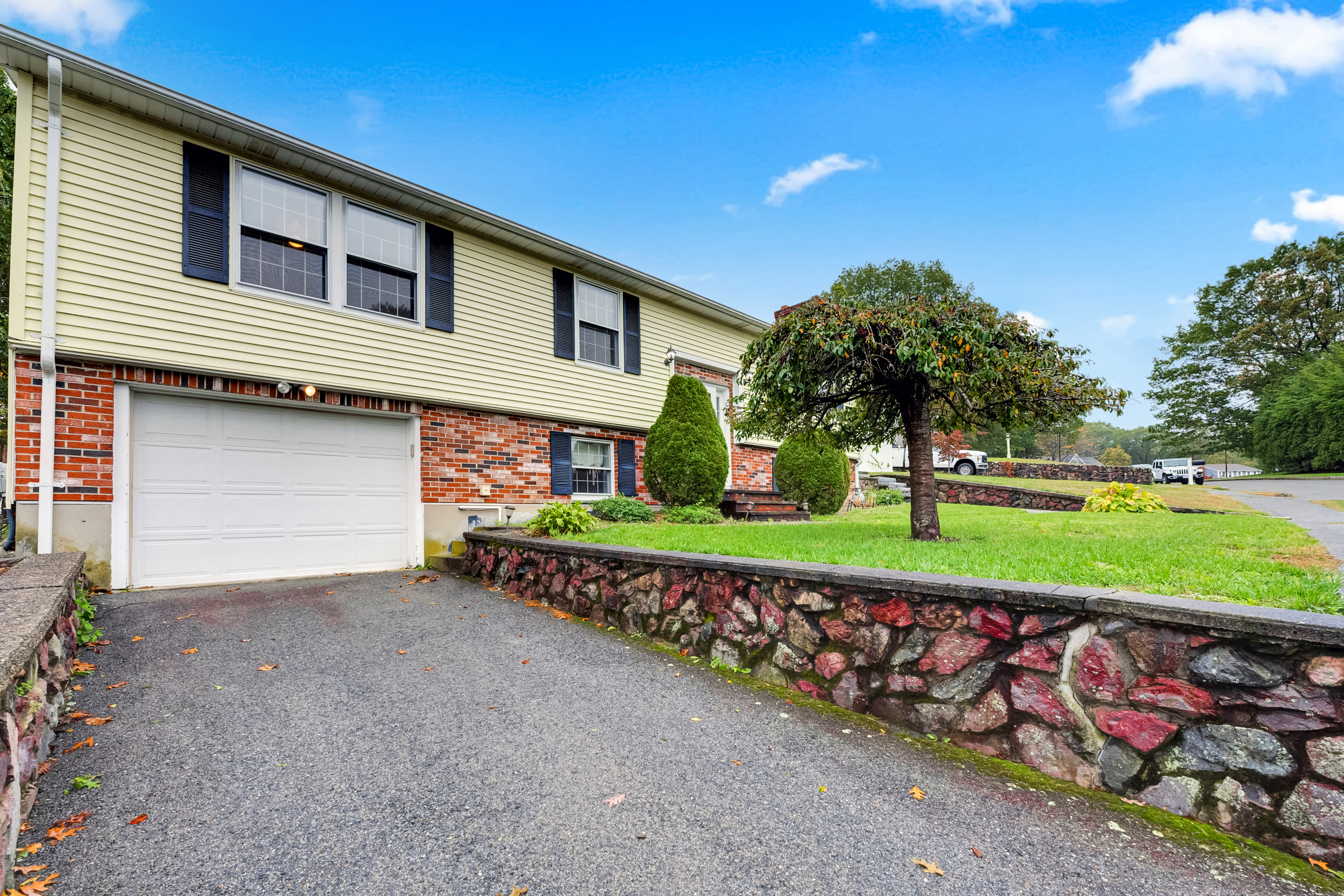 Wakefield, Massachusetts, 01880, United States, 4 Bedrooms Bedrooms, ,3 BathroomsBathrooms,Residential,For Sale,1978637