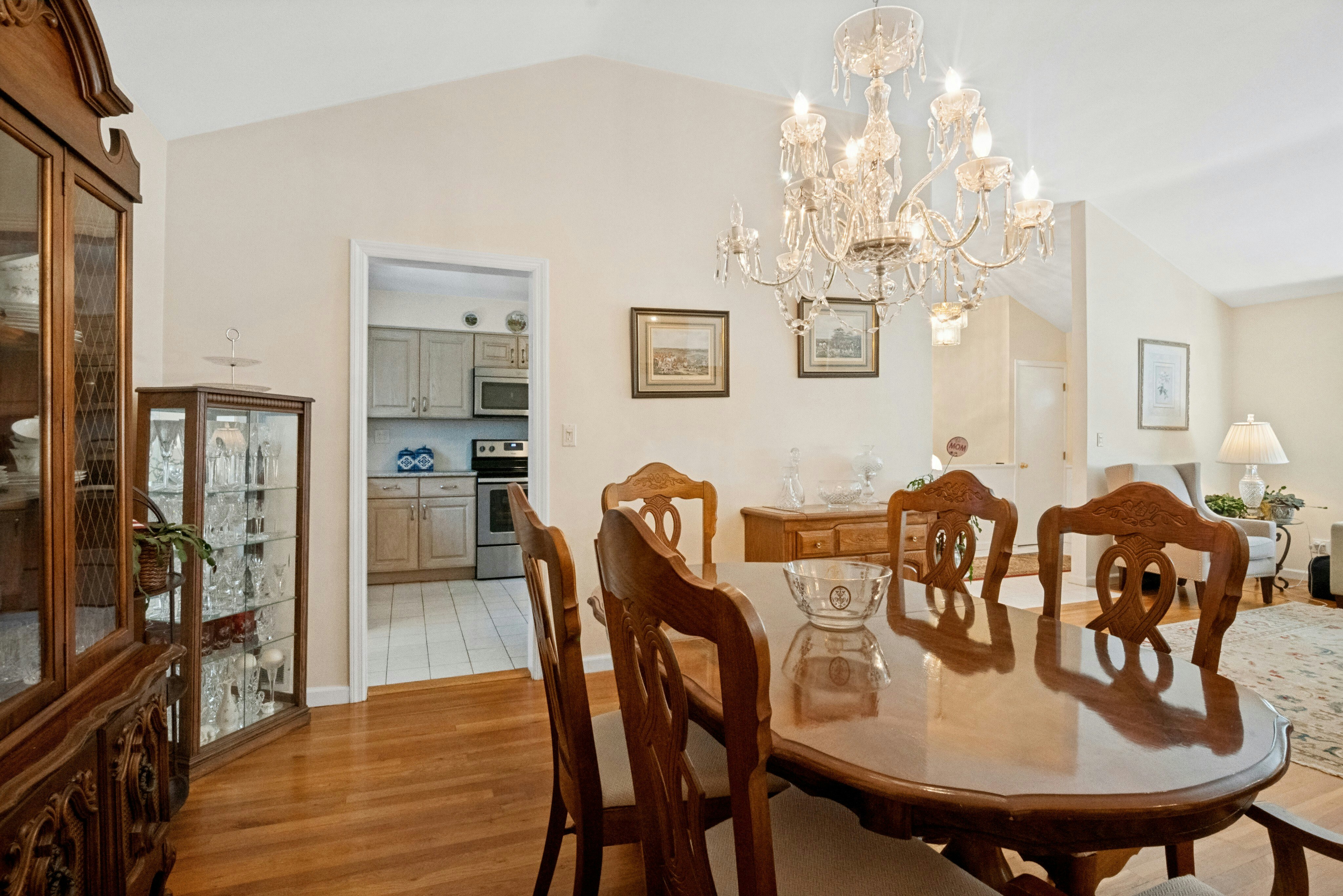  Charming three-bedroom, two bath ranch feels like home the moment you walk in - 物件實景