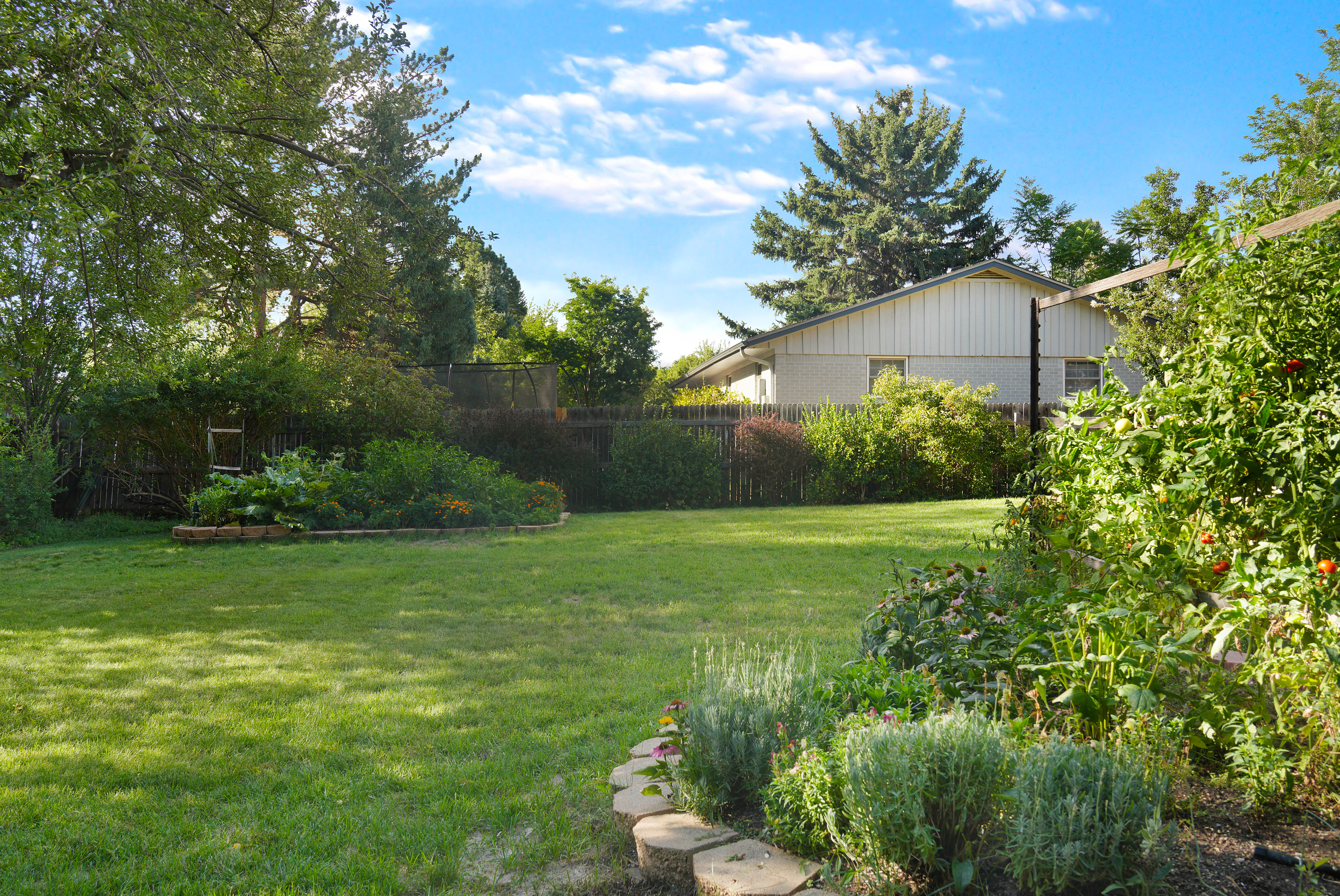  Two-Story Home with Covered Patio and Raised Garden Beds - 物件實景