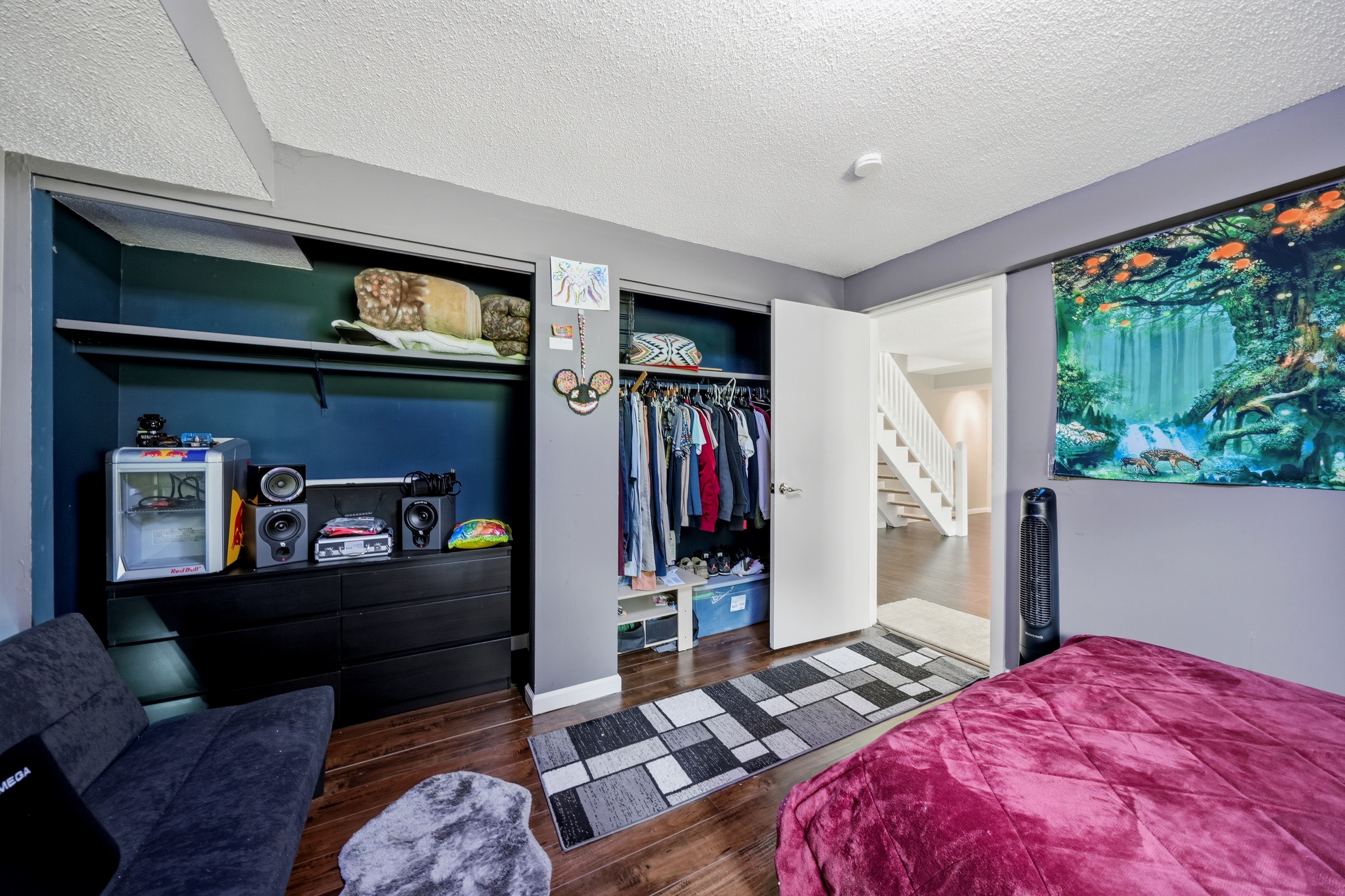  Situated on a quiet cul-de-sac with access to the lake at the end of the street. - 物件實景