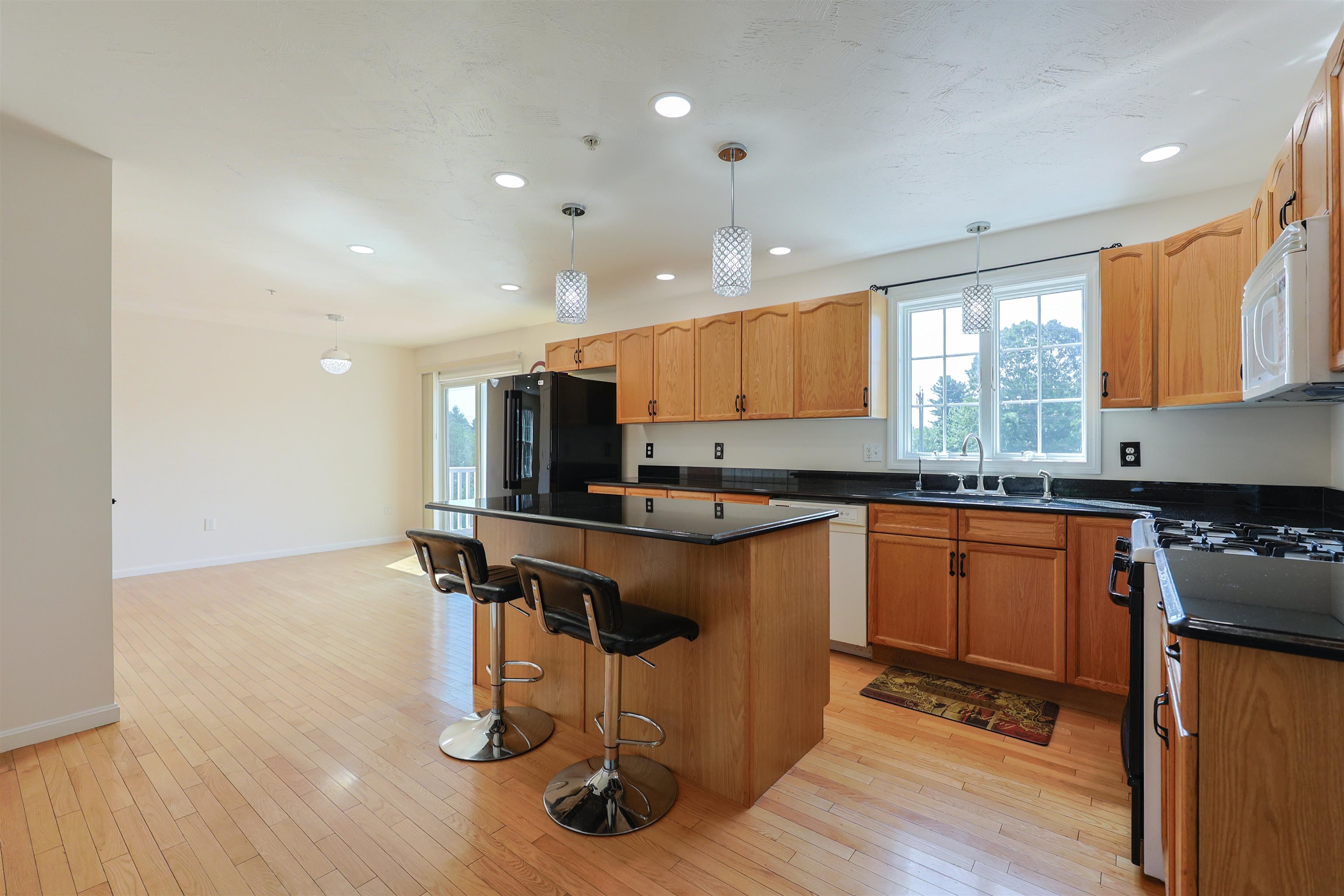 Derry, New Hampshire, 03038, United States, 3 Bedrooms Bedrooms, ,2 BathroomsBathrooms,Residential,For Sale,1926194
