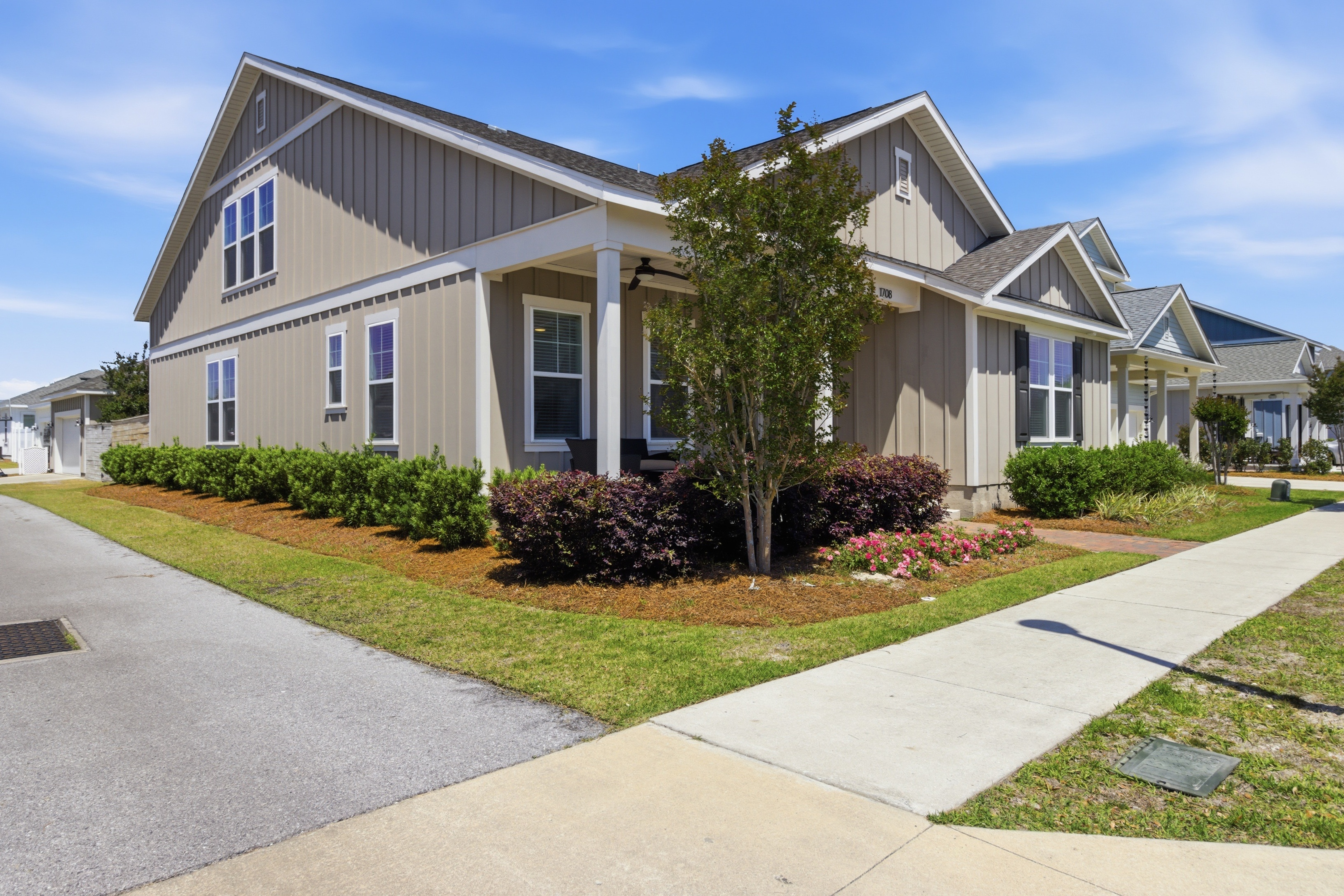  Spacious Corner-Lot Retreat With Flexible Living - 物件實景