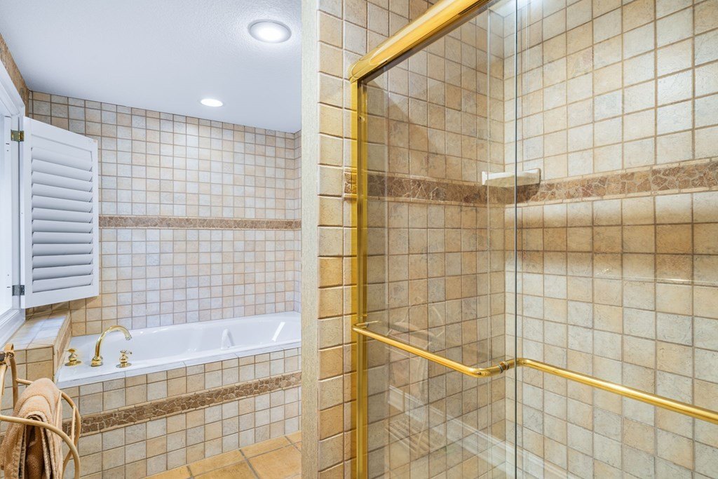 Hiawassee, Georgia, 30546, United States, 3 Bedrooms Bedrooms, ,4 BathroomsBathrooms,Residential,For Sale,1978454