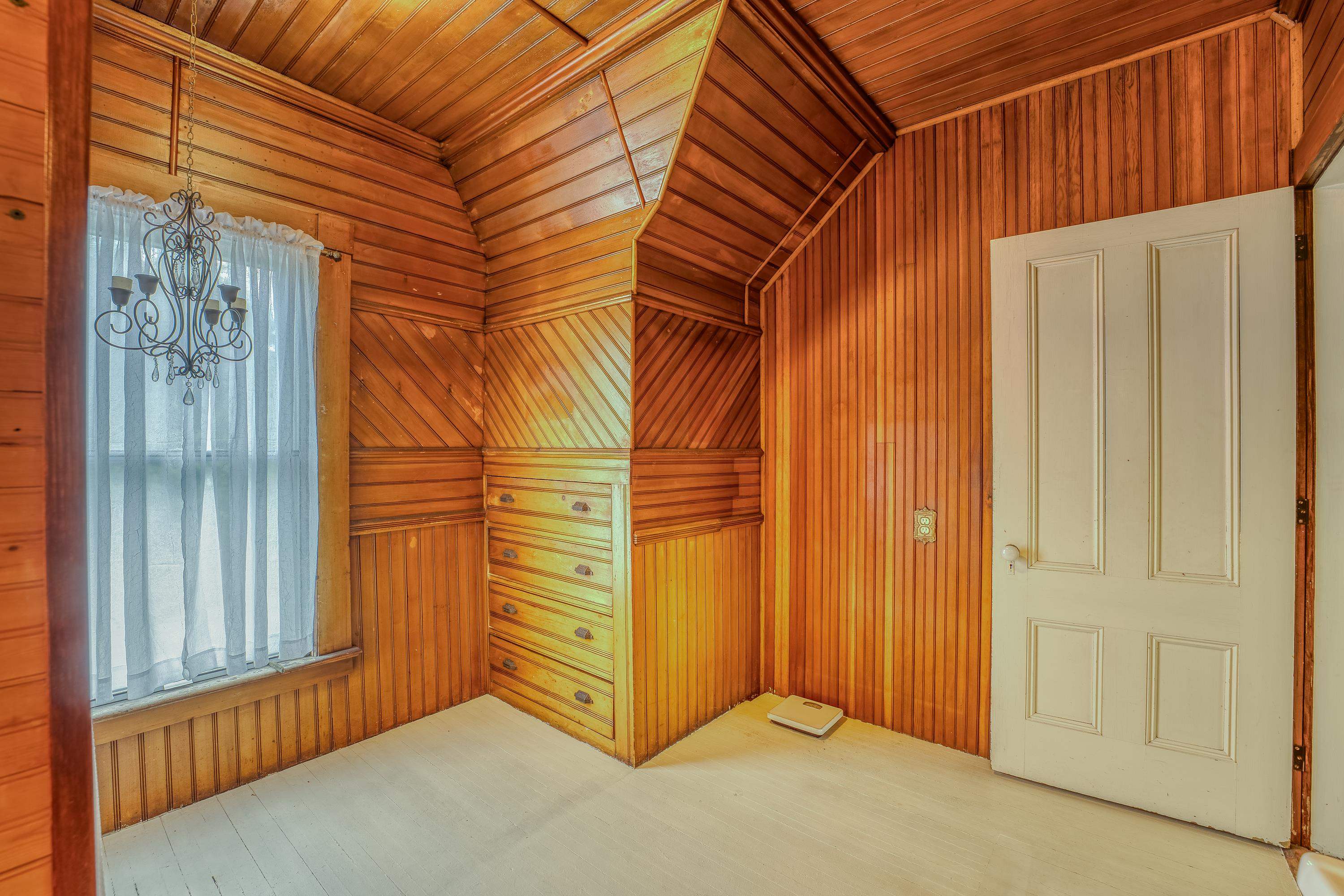 Littleton, New Hampshire, 03561, United States, 5 Bedrooms Bedrooms, ,1 BathroomBathrooms,Residential,For Sale,1856478