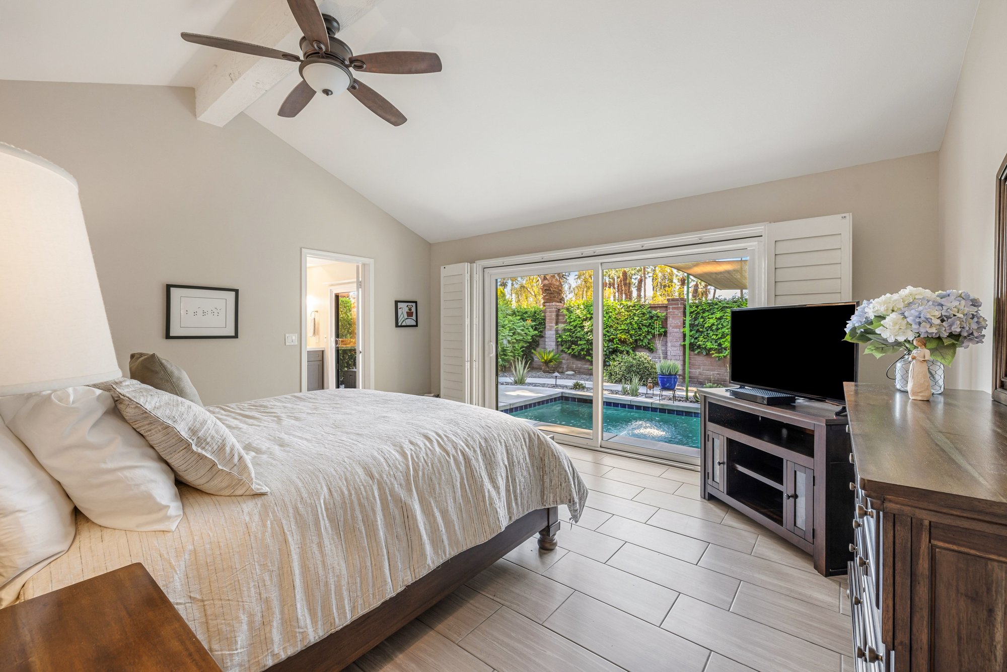  Rare Private Pool Retreat in Monterey CC - 物件實景