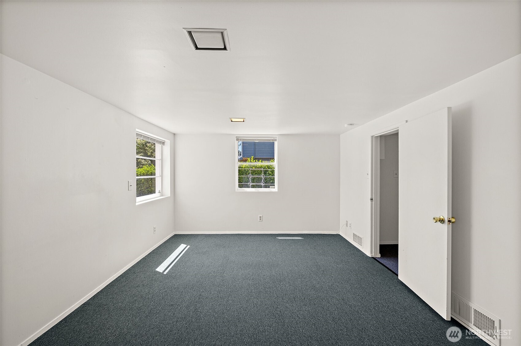 Seattle, Washington, 98199, United States, 2 Bedrooms Bedrooms, ,1 BathroomBathrooms,Residential,For Sale,1882851