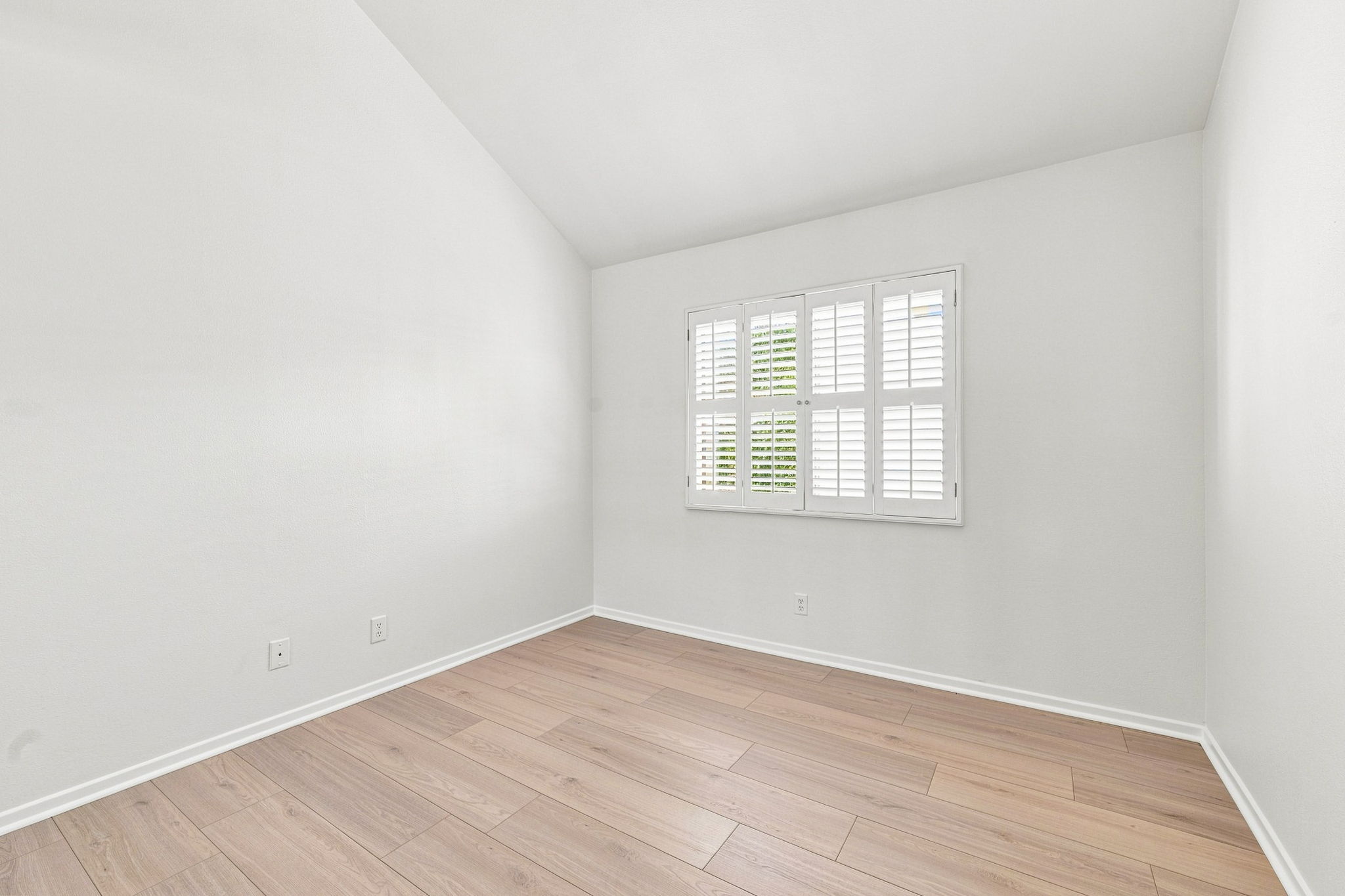  21801 Burbank Boulevard, 83 - 物件實景