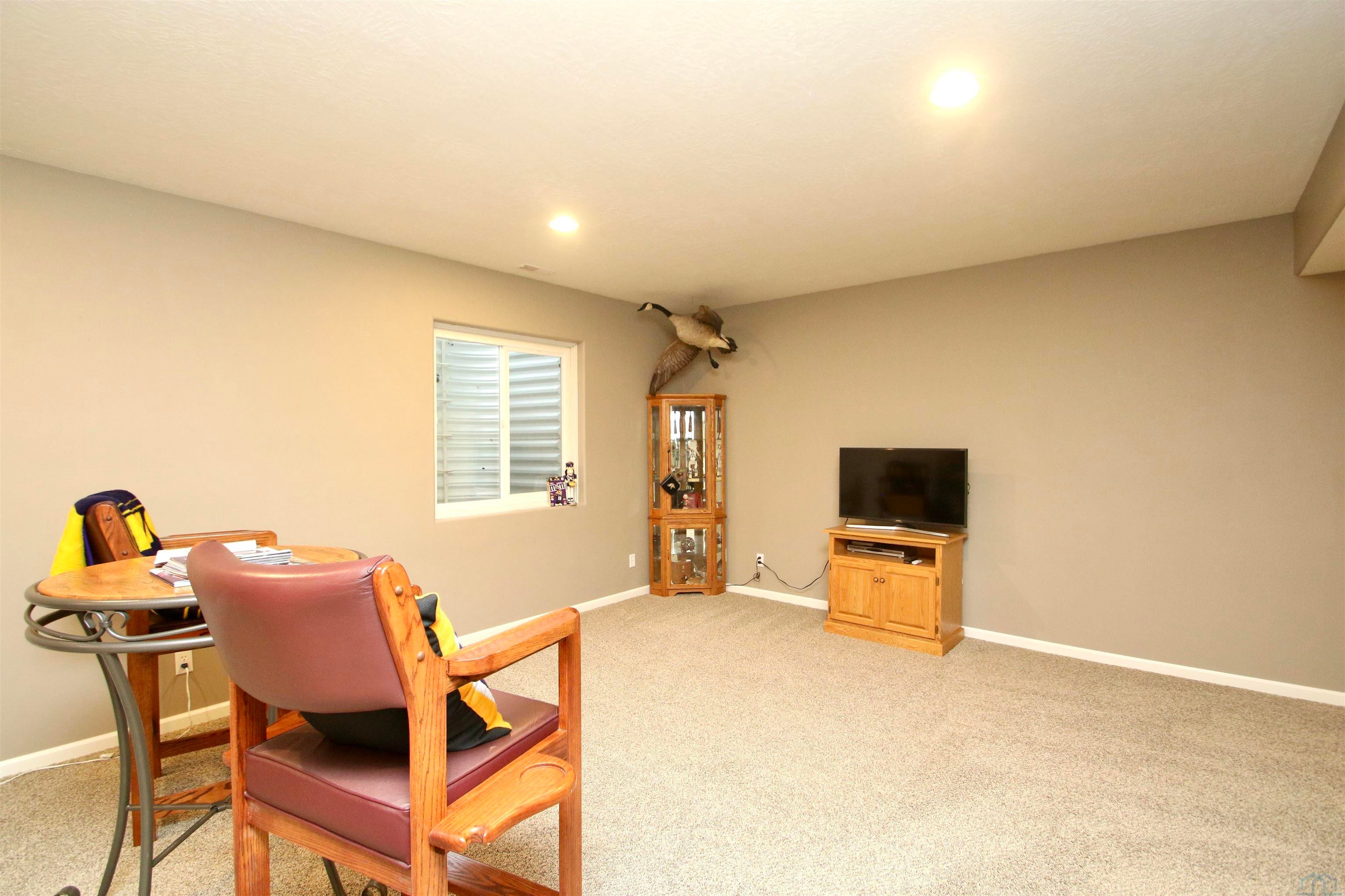 Dakota Dunes, South Dakota, 57049, United States, 4 Bedrooms Bedrooms, ,3 BathroomsBathrooms,Residential,For Sale,2033503