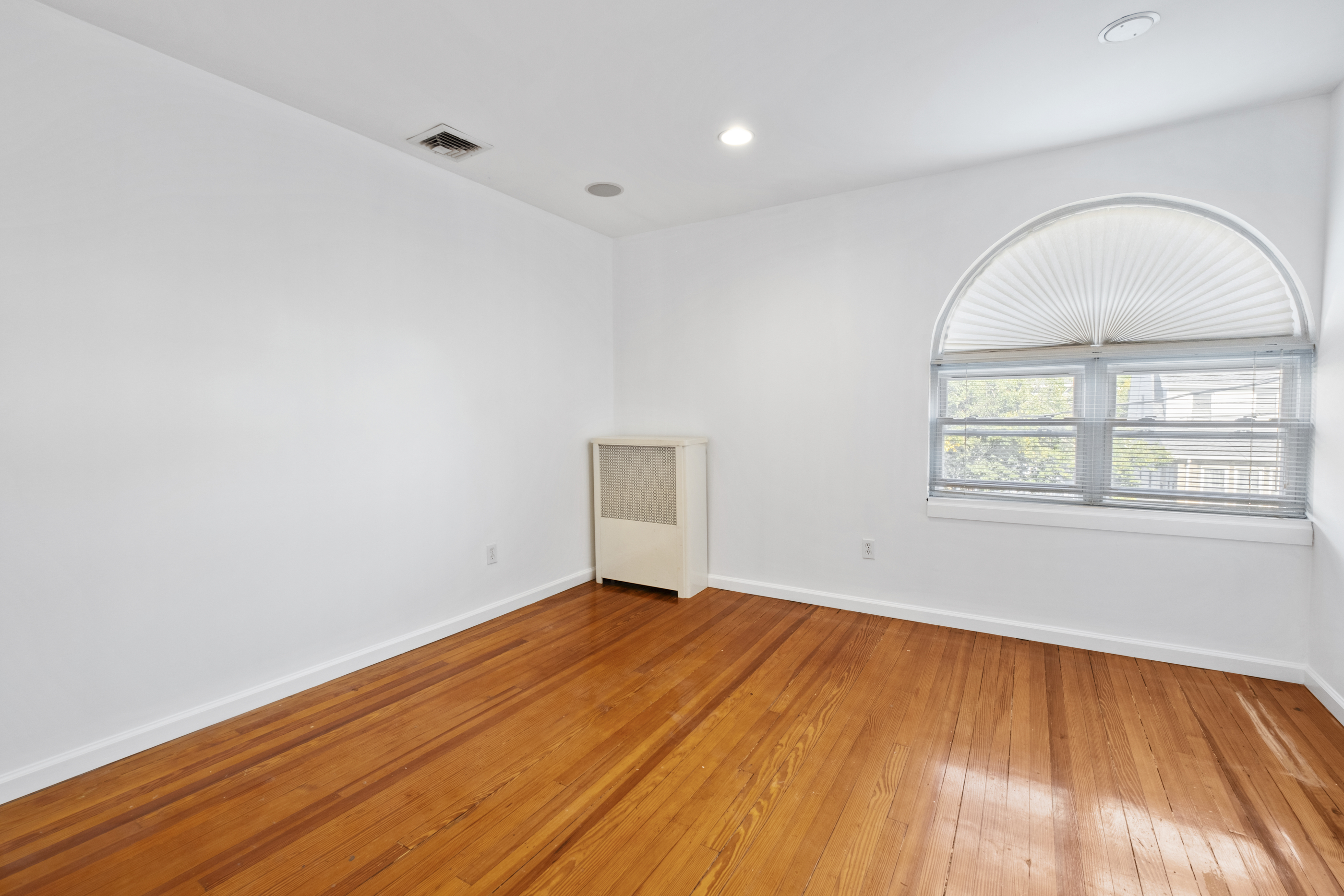 Floral Park, New York, 11001, United States, 3 Bedrooms Bedrooms, ,2 BathroomsBathrooms,Residential,For Sale,1973854