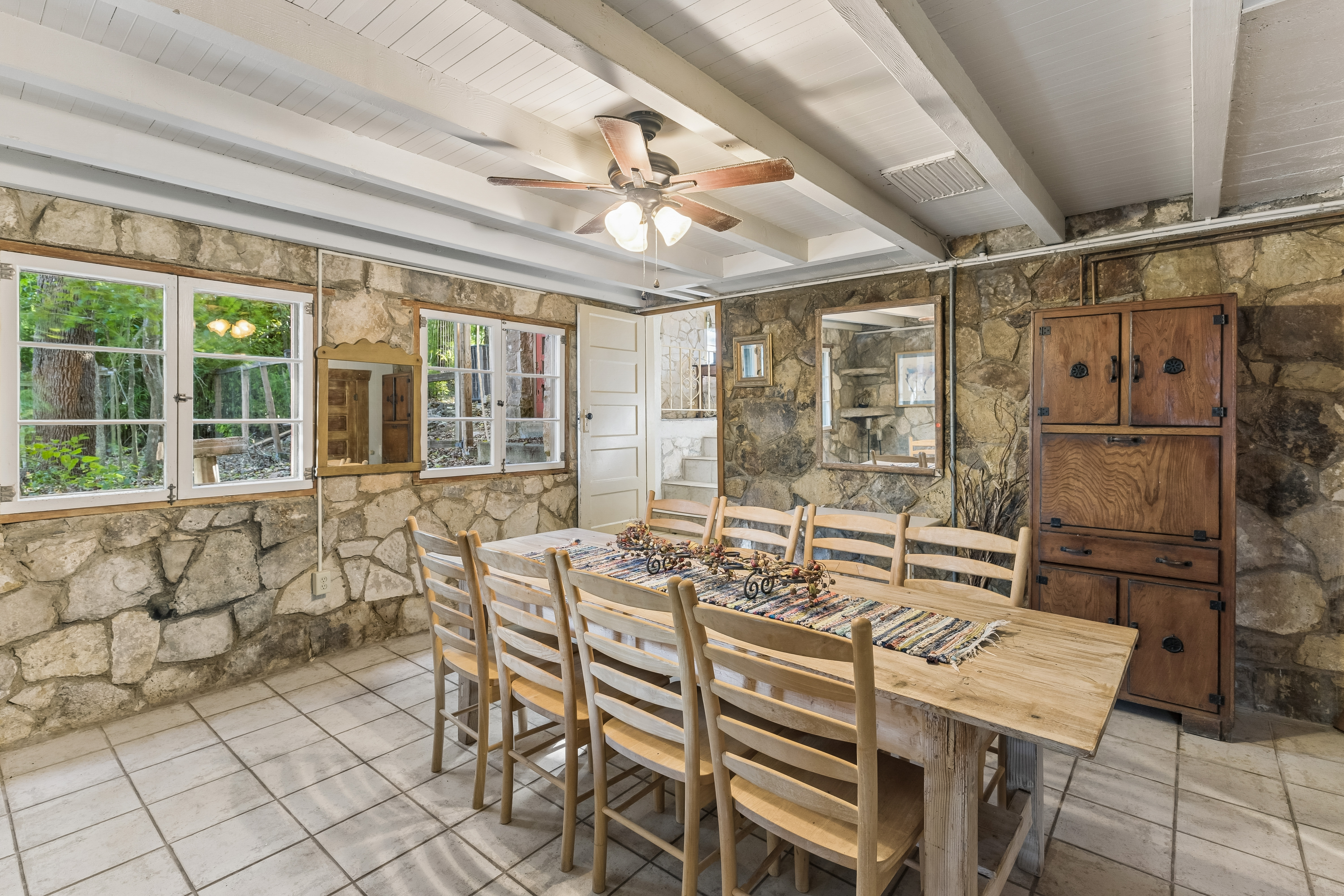  Spanish-Style Historic Woodland Retreat in Helotes - 物件實景