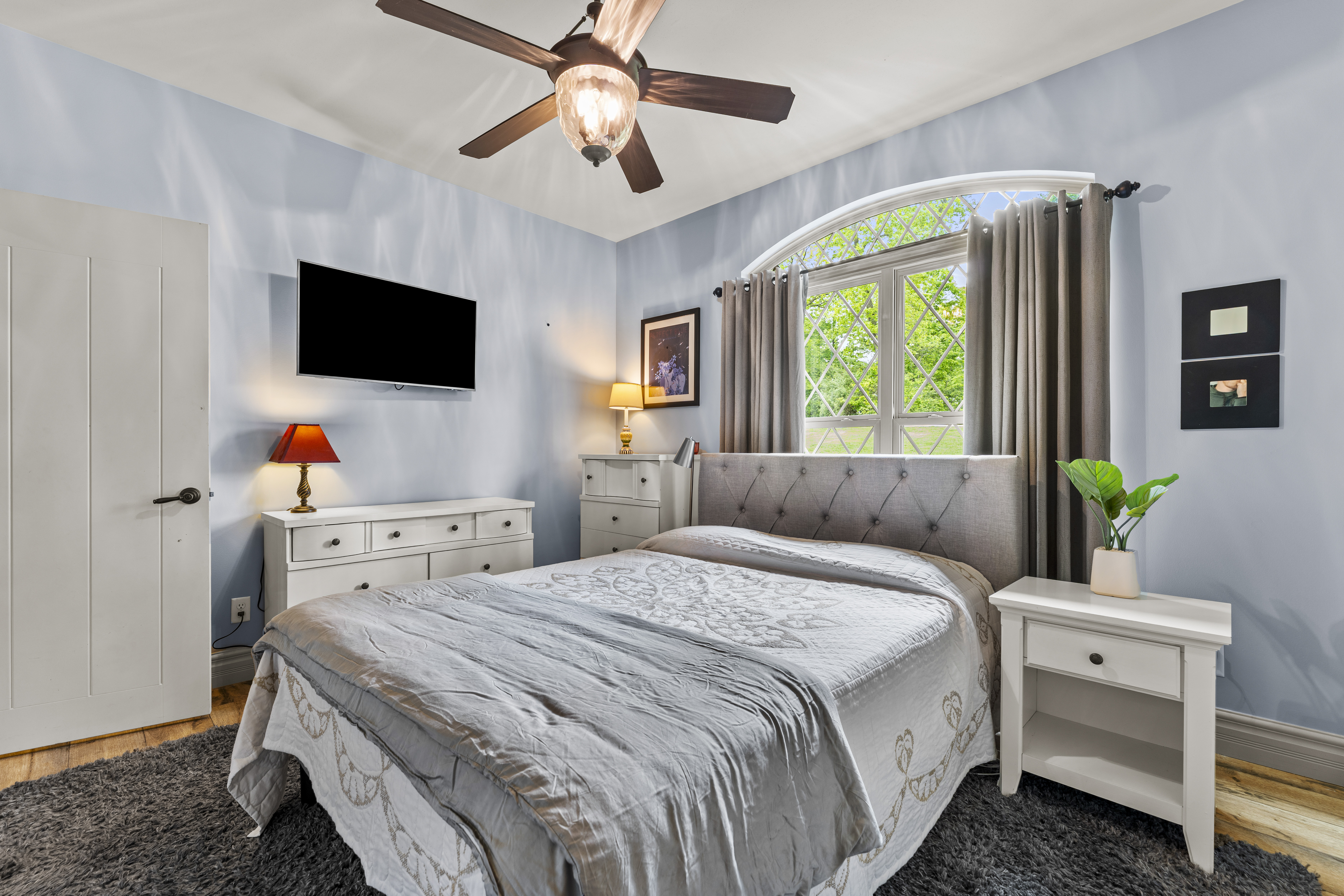  Discover unmatched luxury and versatility in this custom Craftsman-style estate - 物件實景