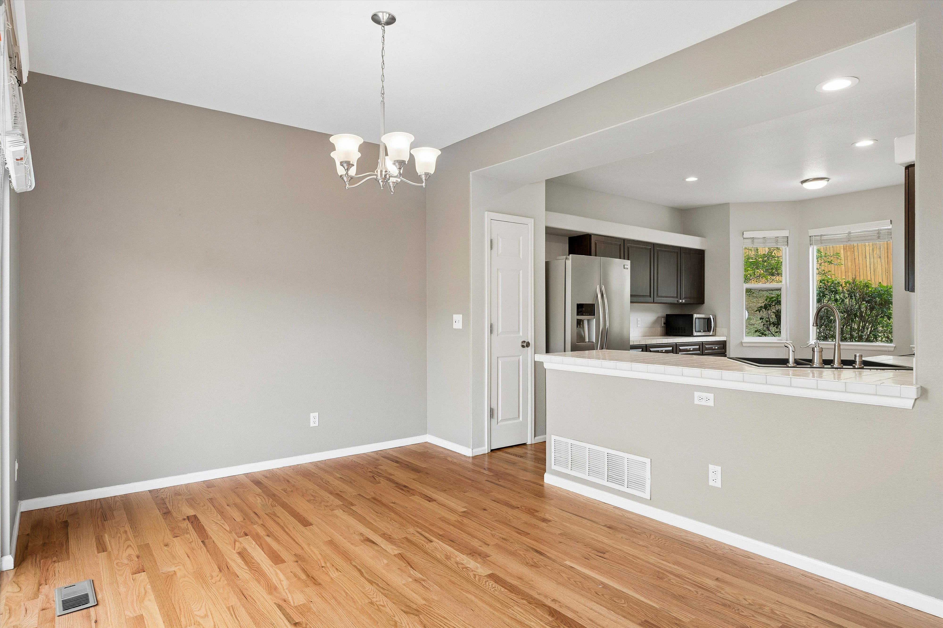  Beautifully maintained three-level townhome - 物件實景