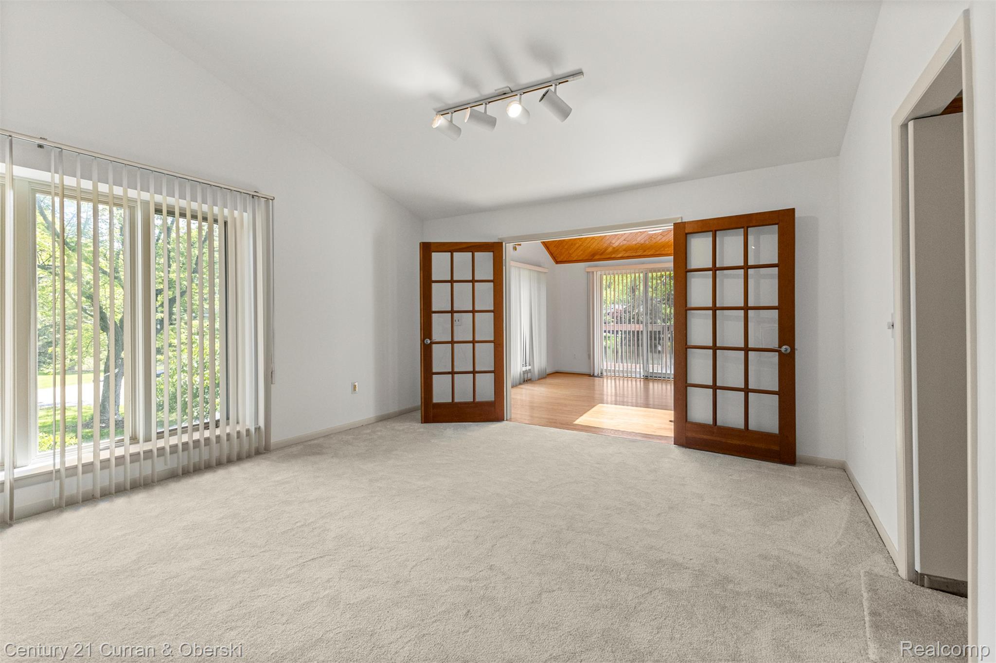 West Bloomfield Charter Township, Michigan, 48323, United States, 4 Bedrooms Bedrooms, ,4 BathroomsBathrooms,Residential,For Sale,1942642
