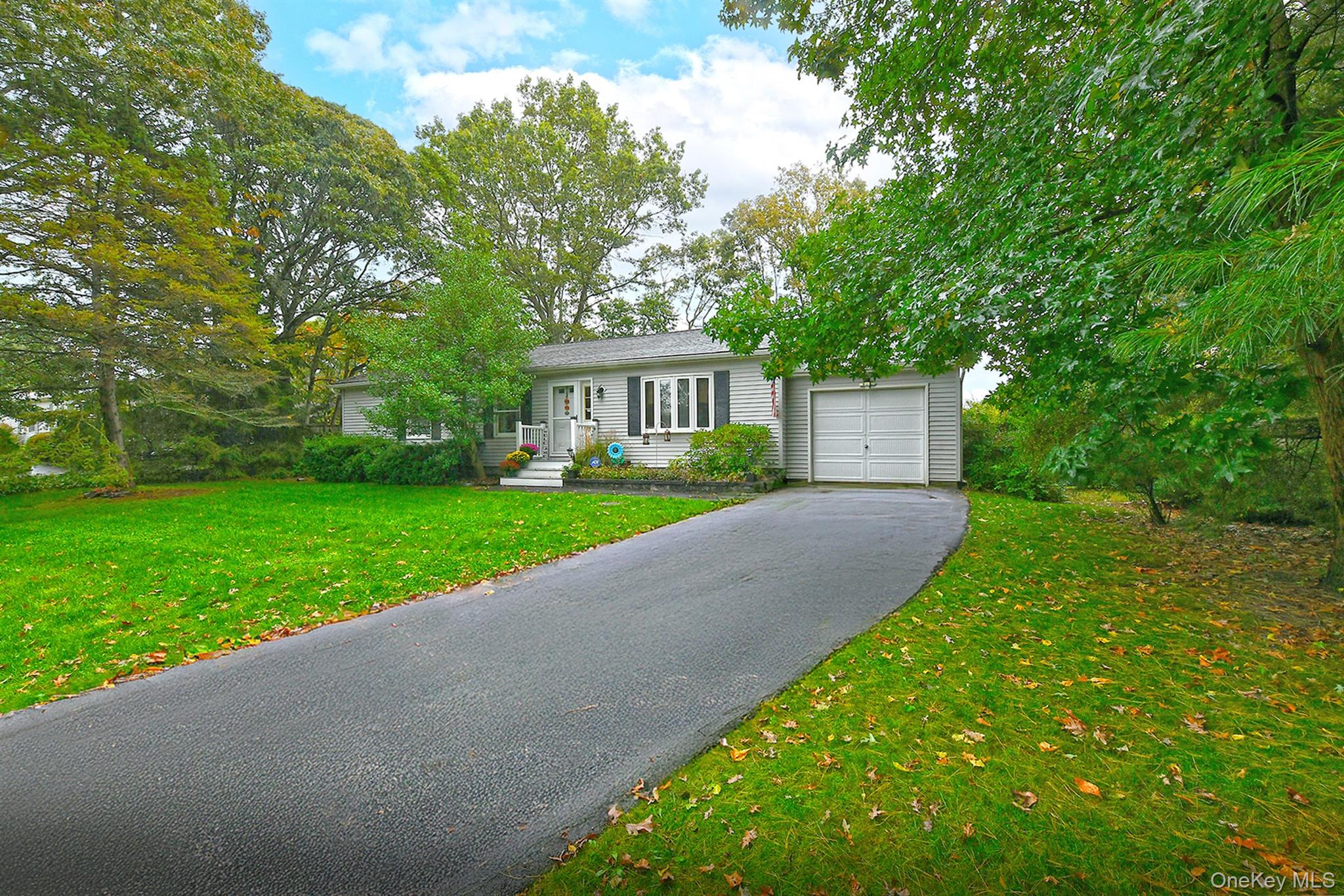 Holtsville, New York, 11742, United States, 3 Bedrooms Bedrooms, ,2 BathroomsBathrooms,Residential,For Sale,1964933