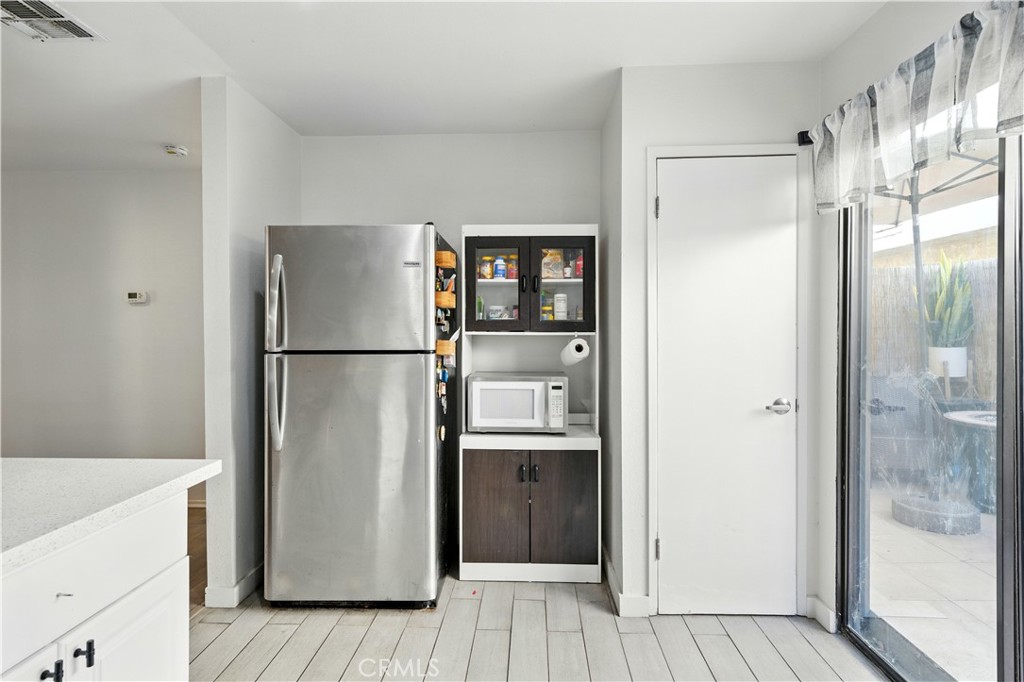 Van Nuys, California, 91405, United States, 3 Bedrooms Bedrooms, ,2 BathroomsBathrooms,Residential,For Sale,1927818