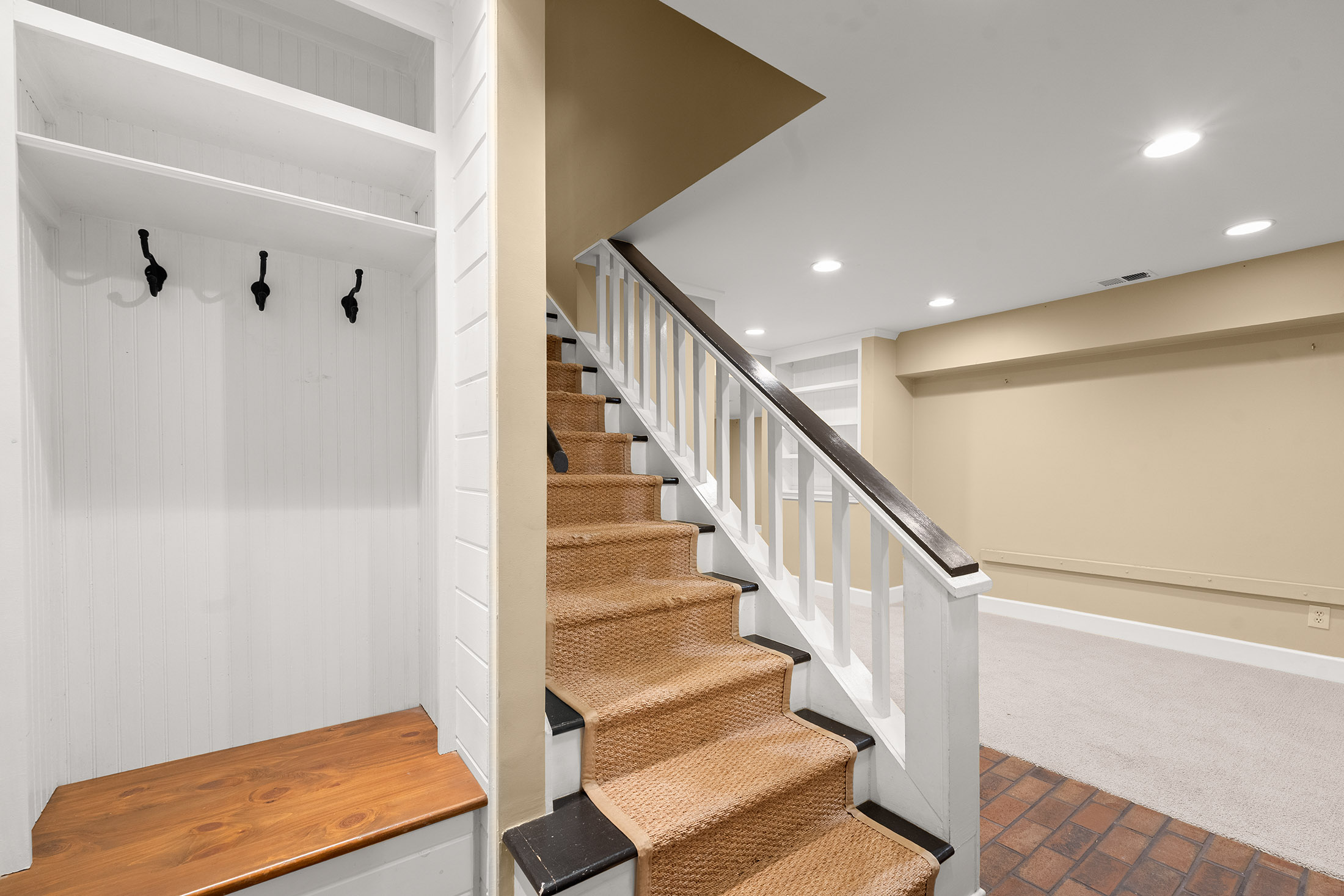 Beautifully Transformed Home in Lassiter School District - 物件實景