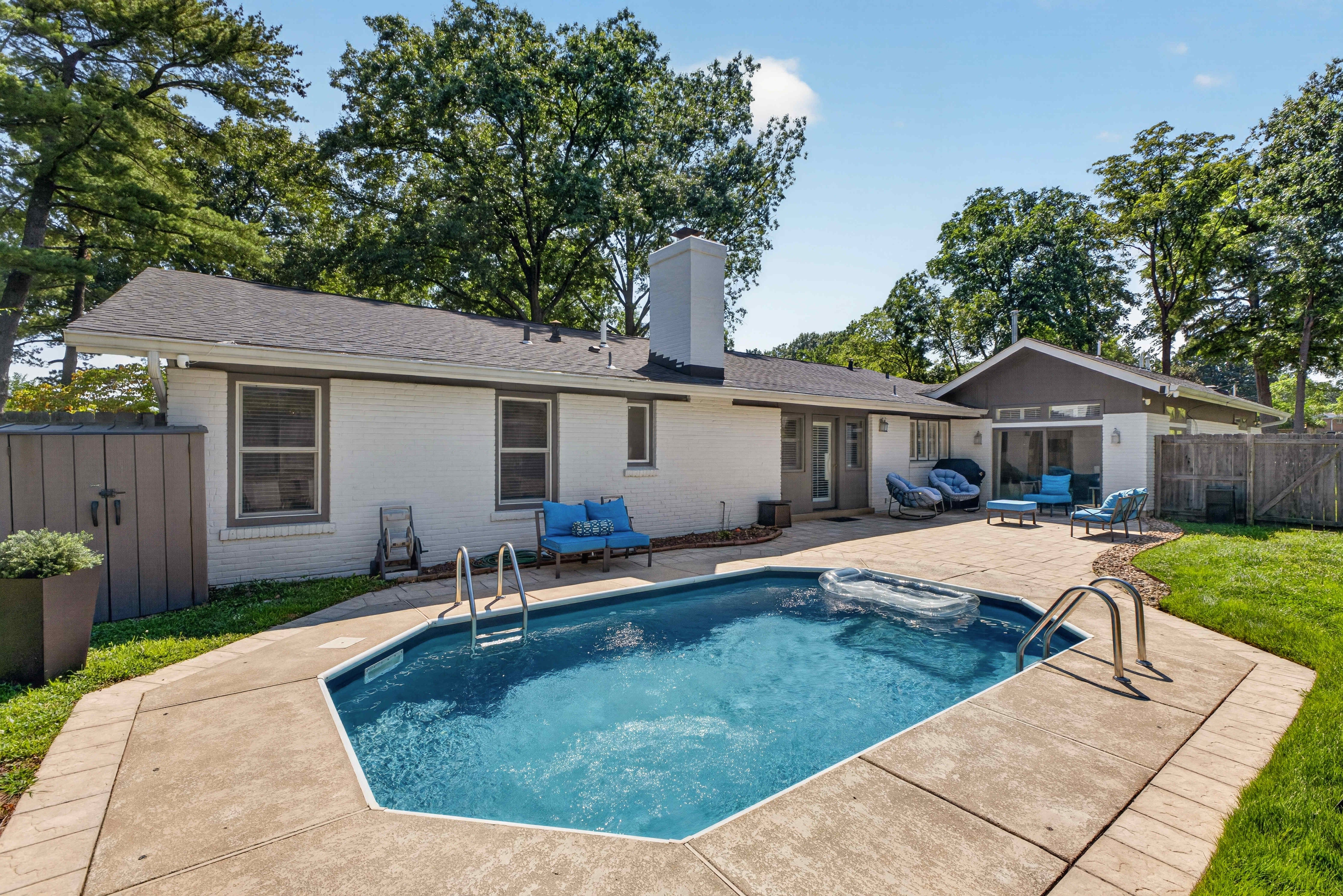  Welcome to this beautifully updated mid-century ranch. - 物件實景