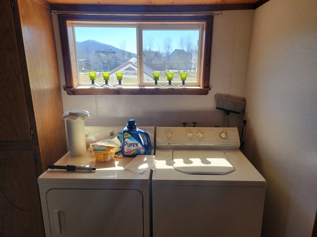 Hayesville, North Carolina, 28904, United States, 3 Bedrooms Bedrooms, ,1 BathroomBathrooms,Residential,For Sale,1887043