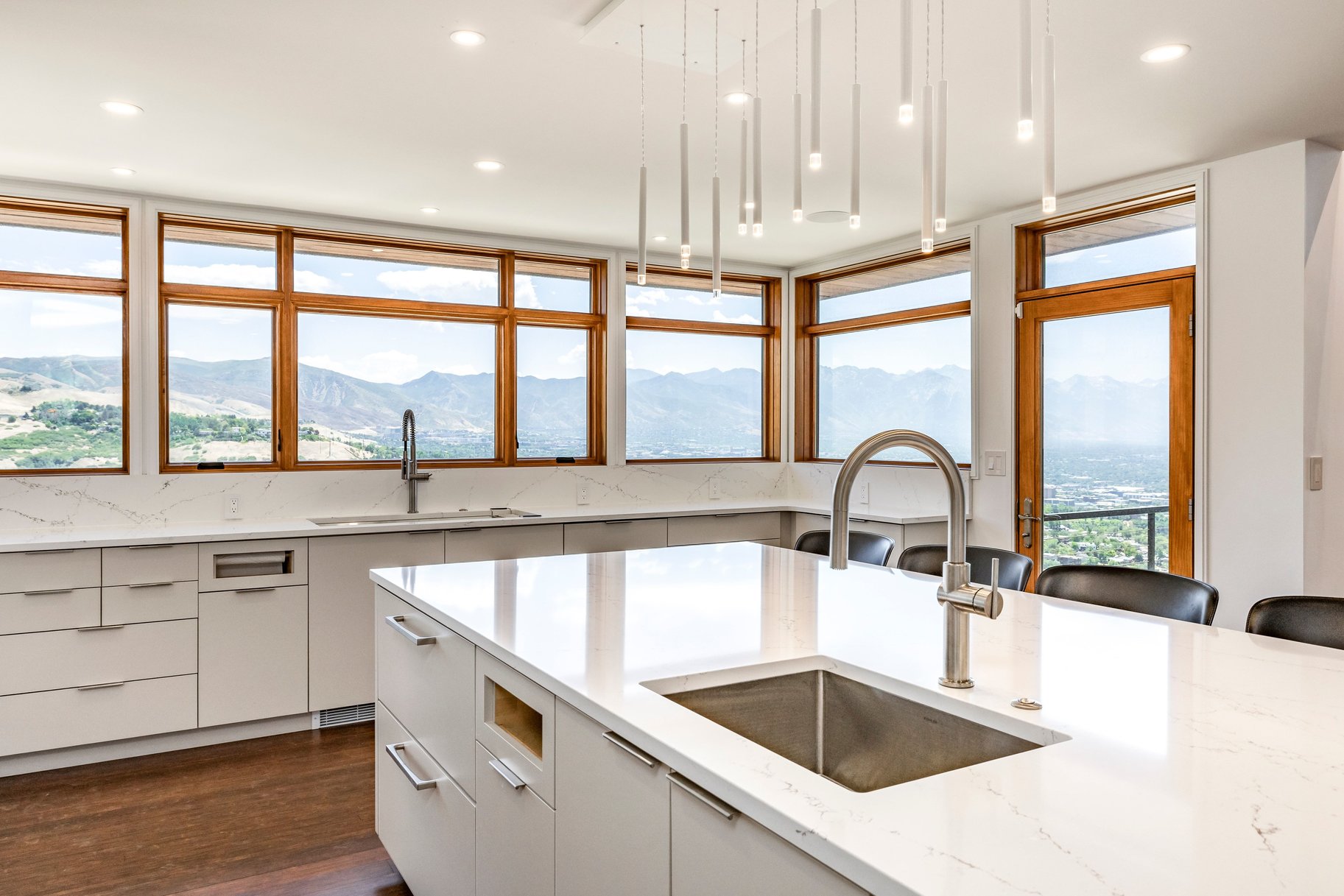  Stunning Contemporary Home with Commanding Views - 物件實景